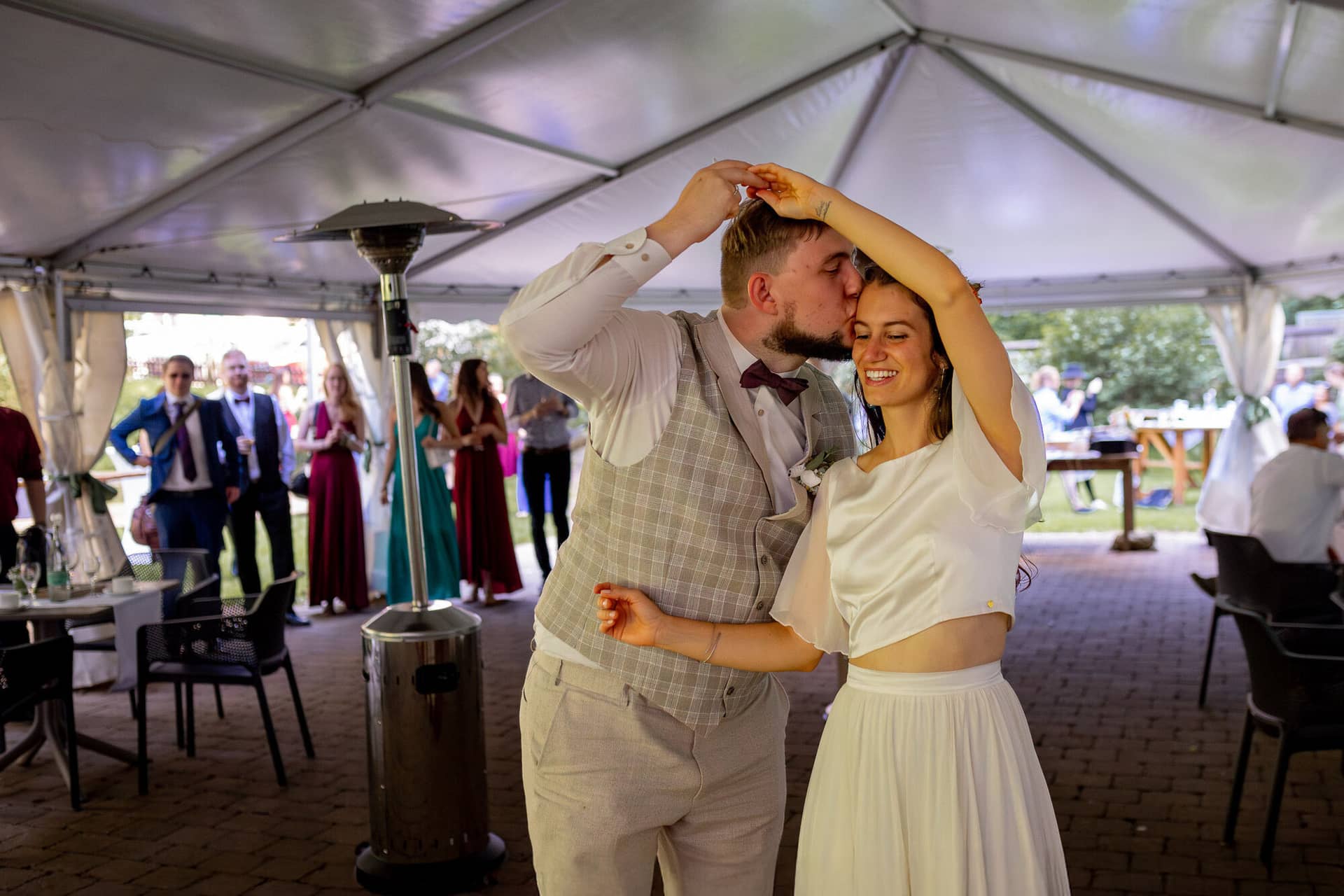 20230811 16 33 53 Hochzeit Elztal Hochzeitsfotograf Heiraten Heidelberg Landgasthof Heidersbacher Muehle 4K8A5483 Verbessert RR.DOWupAW Erster Tanz – Bräutigam schiebt der Braut liebevoll und zärtlich die Haare aus dem Gesicht