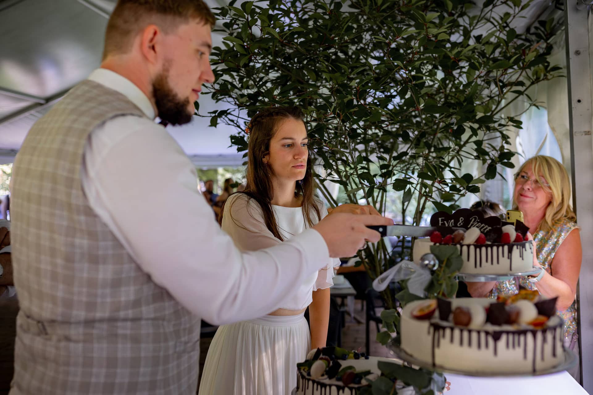 20230811 16 35 51 Hochzeit Elztal Hochzeitsfotograf Heiraten Heidelberg Landgasthof Heidersbacher Muehle 4K8A5530 Verbessert RR.CihRlTzD Brautpaar schneidet gemeinsam die Hochzeitstorte "Eva & Pierre" an – feierlicher Moment