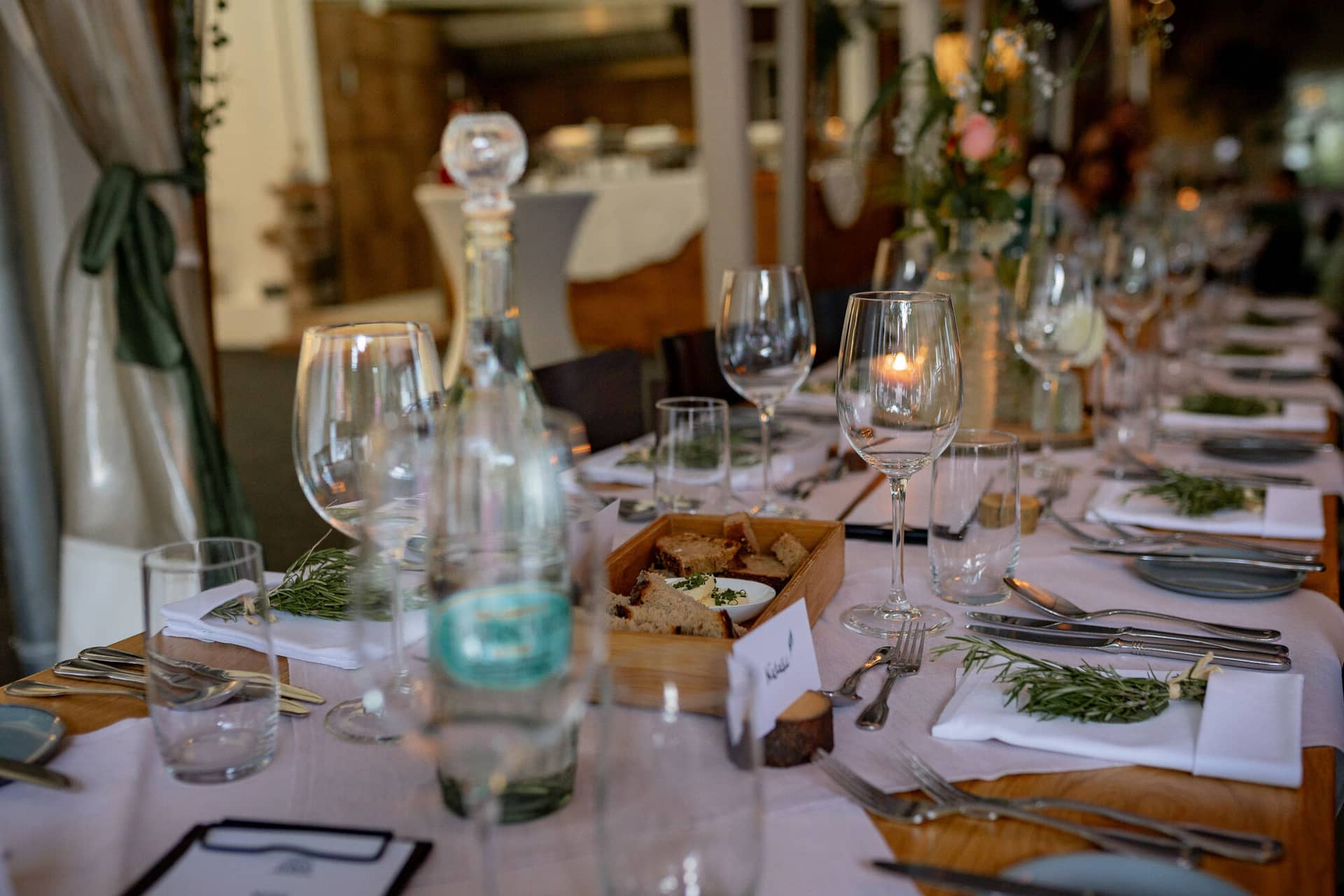 20230811 18 39 16 Hochzeit Elztal Hochzeitsfotograf Heiraten Heidelberg Landgasthof Heidersbacher Muehle 4K8A7224.H8qCXIrx Elegant gedeckter Tisch für das Hochzeitsabendessen mit Kristallgläsern, Besteck und Blumenarrangements