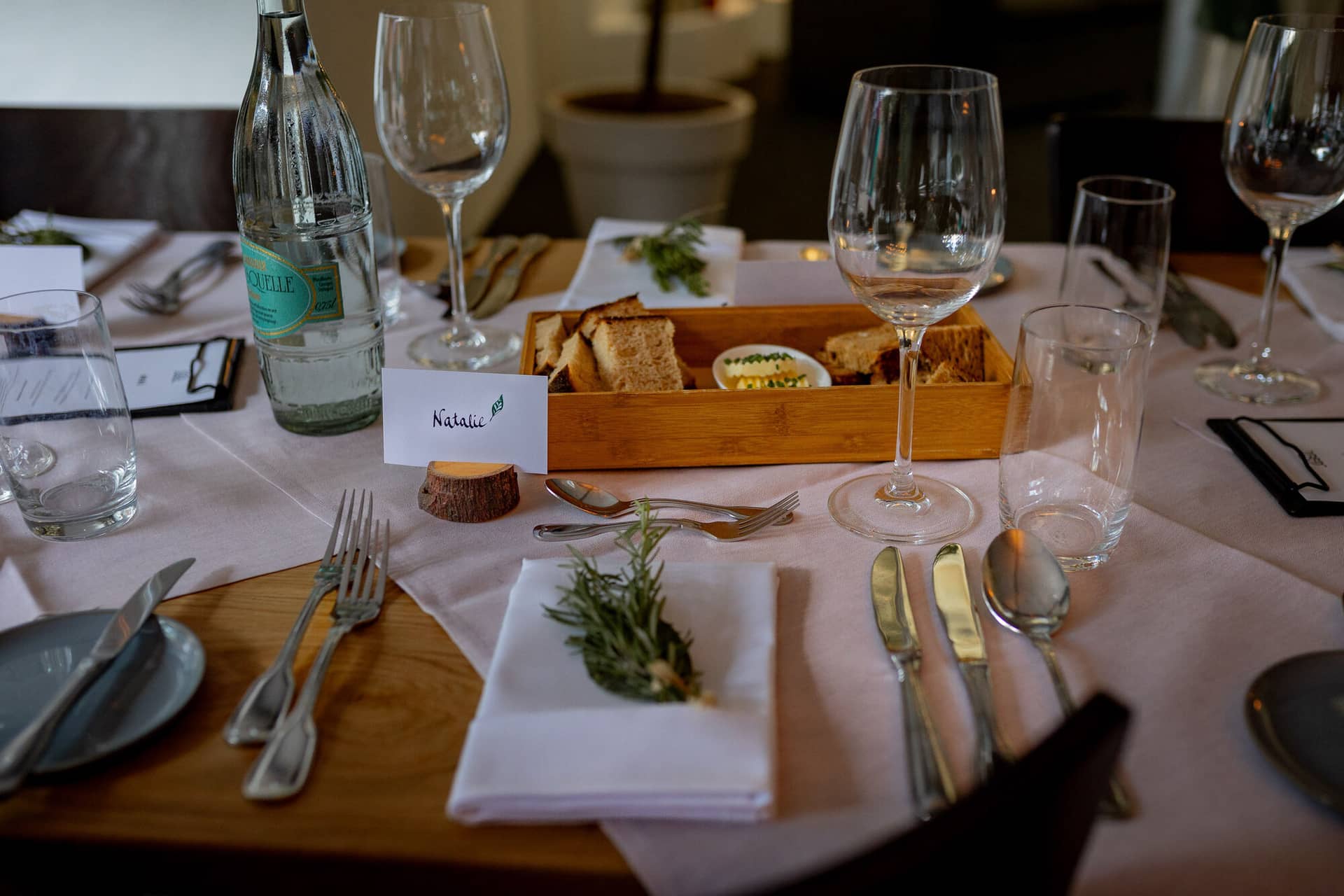 20230811 18 39 36 Hochzeit Elztal Hochzeitsfotograf Heiraten Heidelberg Landgasthof Heidersbacher Muehle 4K8A7246.DF VBEf Tischdetail mit rosa Tischläufer, Namensschildern, Gläsern und Besteck