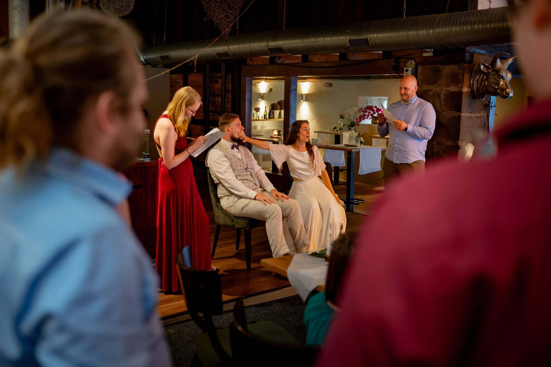 20230811 20 32 17 Hochzeit Elztal Hochzeitsfotograf Heiraten Heidelberg Landgasthof Heidersbacher Muehle 4K8A7682 Verbessert RR.I9L349JS Bräutigam trägt die Braut lachend auf dem Rücken beim ausgelassenen Hochzeitsabend