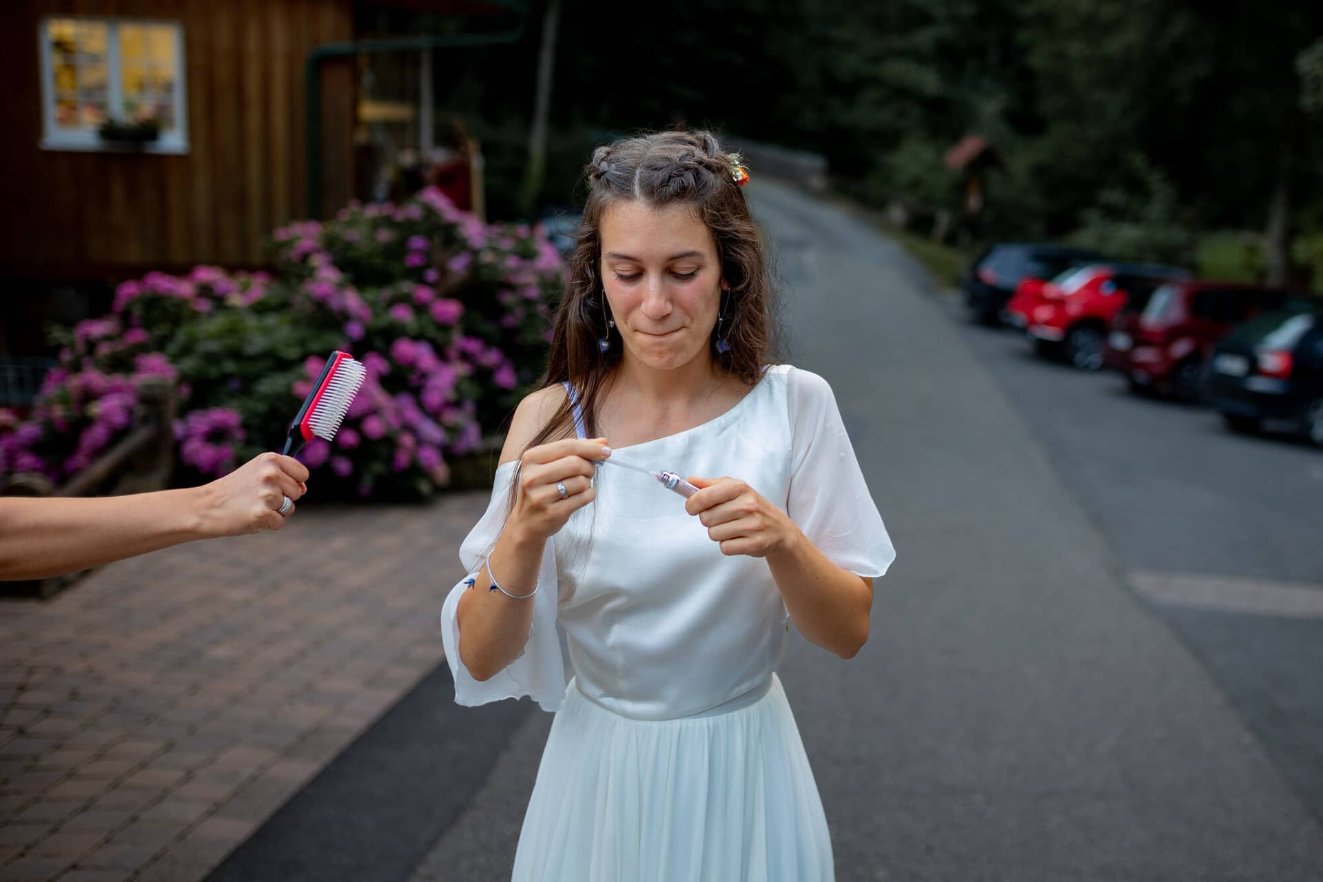20230811 20 36 54 Hochzeit Elztal Hochzeitsfotograf Heiraten Heidelberg Landgasthof Heidersbacher Muehle 4K8A7753.Cr9JUhz2 Braut wird auf dem Balkon der Mühle für das Abend-Brautpaarshooting geschminkt