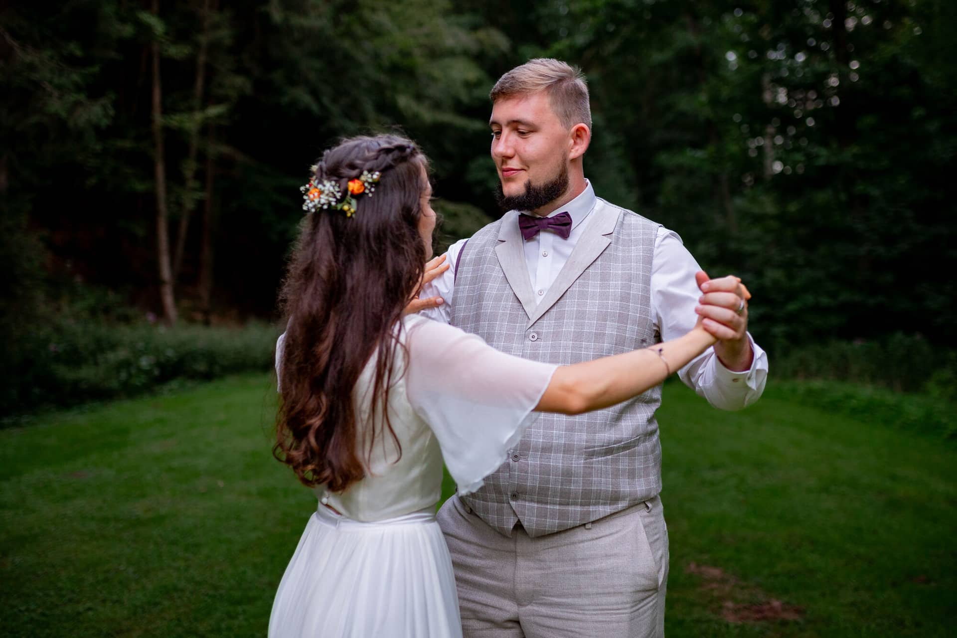 20230811 20 50 27 Hochzeit Elztal Hochzeitsfotograf Heiraten Heidelberg Landgasthof Heidersbacher Muehle 4K8A8352.BR7rvM5K Brautpaar tanzt romantisch auf der abendlichen Wiese im Elztal, Blumen und Natur ringsum