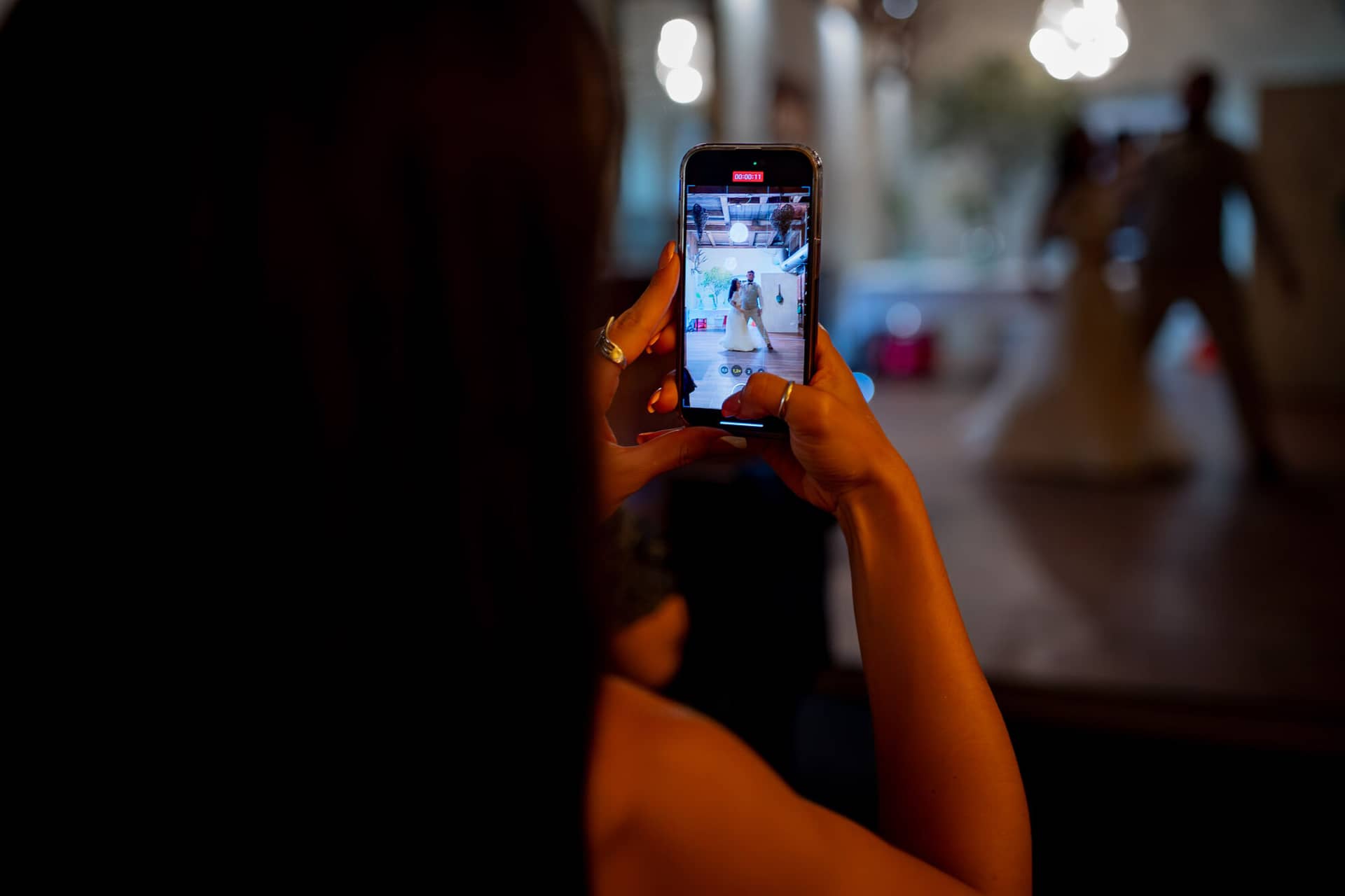 20230811 22 32 11 Hochzeit Elztal Hochzeitsfotograf Heiraten Heidelberg Landgasthof Heidersbacher Muehle 4K8A9706 Verbessert RR.QSiqLuiS Tanzszene auf dem Smartphone festgehalten – die Party läuft auf Hochtouren