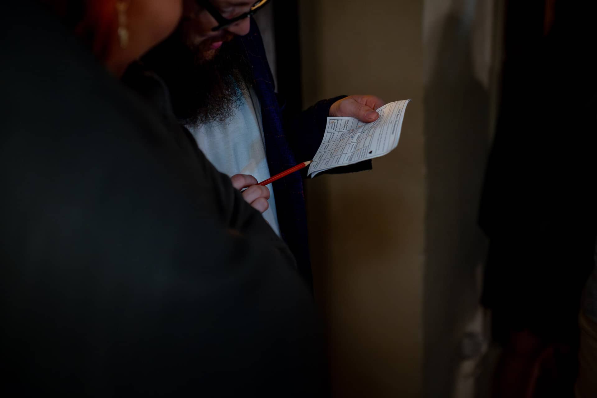 20230811 22 35 58 Hochzeit Elztal Hochzeitsfotograf Heiraten Heidelberg Landgasthof Heidersbacher Muehle 4K8A0159 Verbessert RR.SEcKL5B Gast zeigt beim Hochzeitsspiel-Formular – ausgelassene Stimmung in der nächtlichen Feier