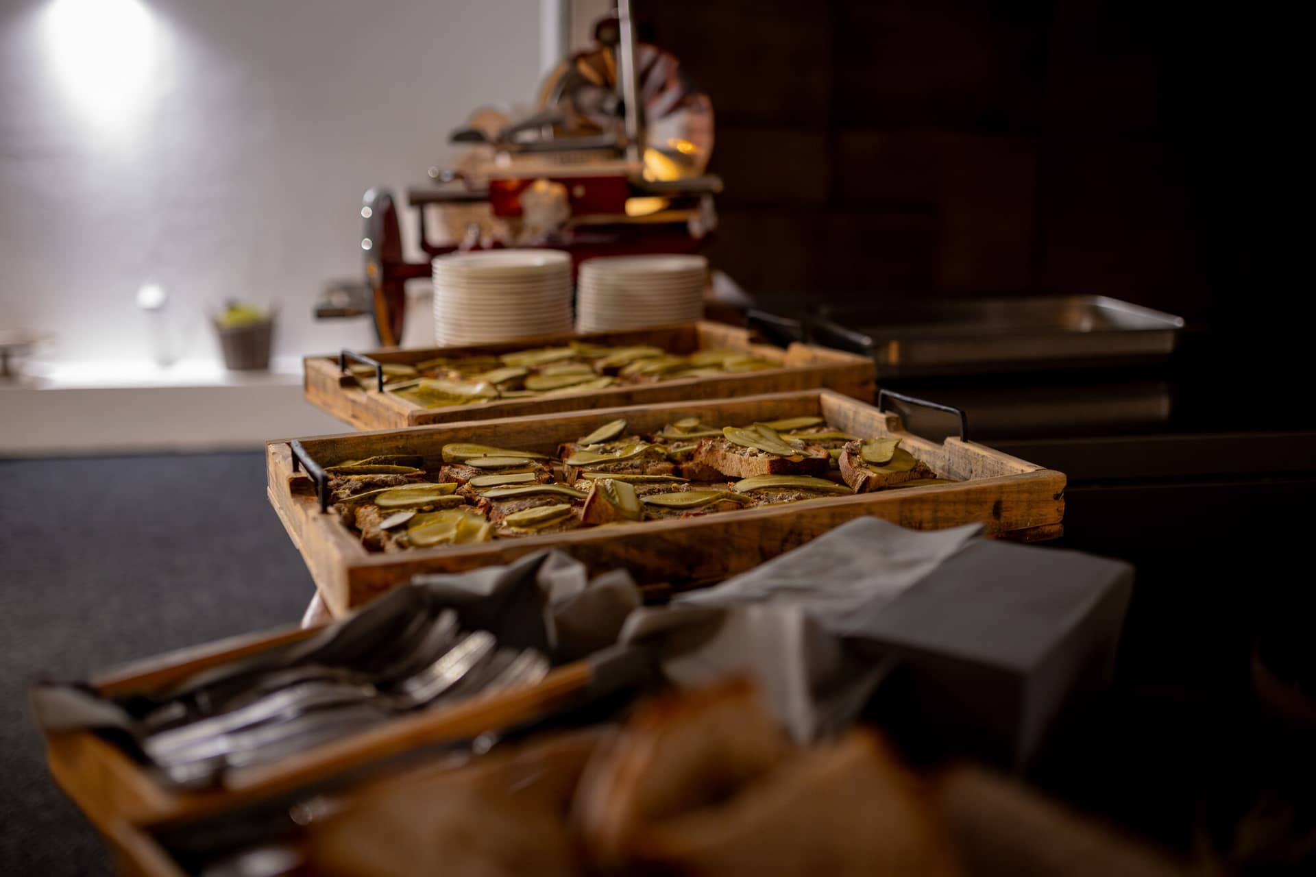 20230811 22 48 51 Hochzeit Elztal Hochzeitsfotograf Heiraten Heidelberg Landgasthof Heidersbacher Muehle 4K8A0283 Verbessert RR.BTOR2yR4 Rustikales Nacht-Buffet mit Wurst und eingelegten Gurken auf Holzservierplatten