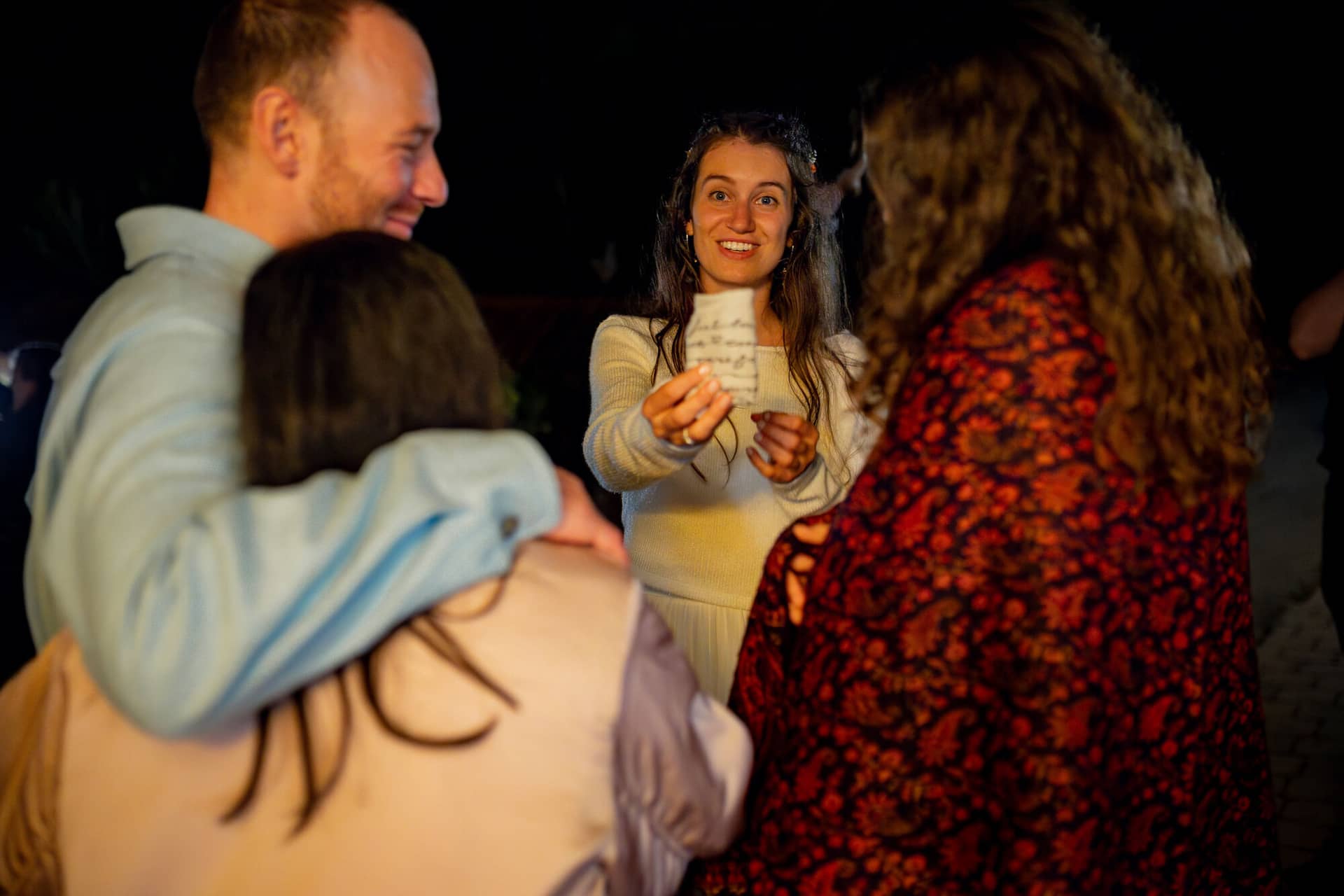 20230811 22 51 51 Hochzeit Elztal Hochzeitsfotograf Heiraten Heidelberg Landgasthof Heidersbacher Muehle 4K8A0322 Verbessert RR.DpTeRbdT Frau hält Zettel und tanzt beim Hochzeitsspiel – ausgelassene Late-Night-Stimmung