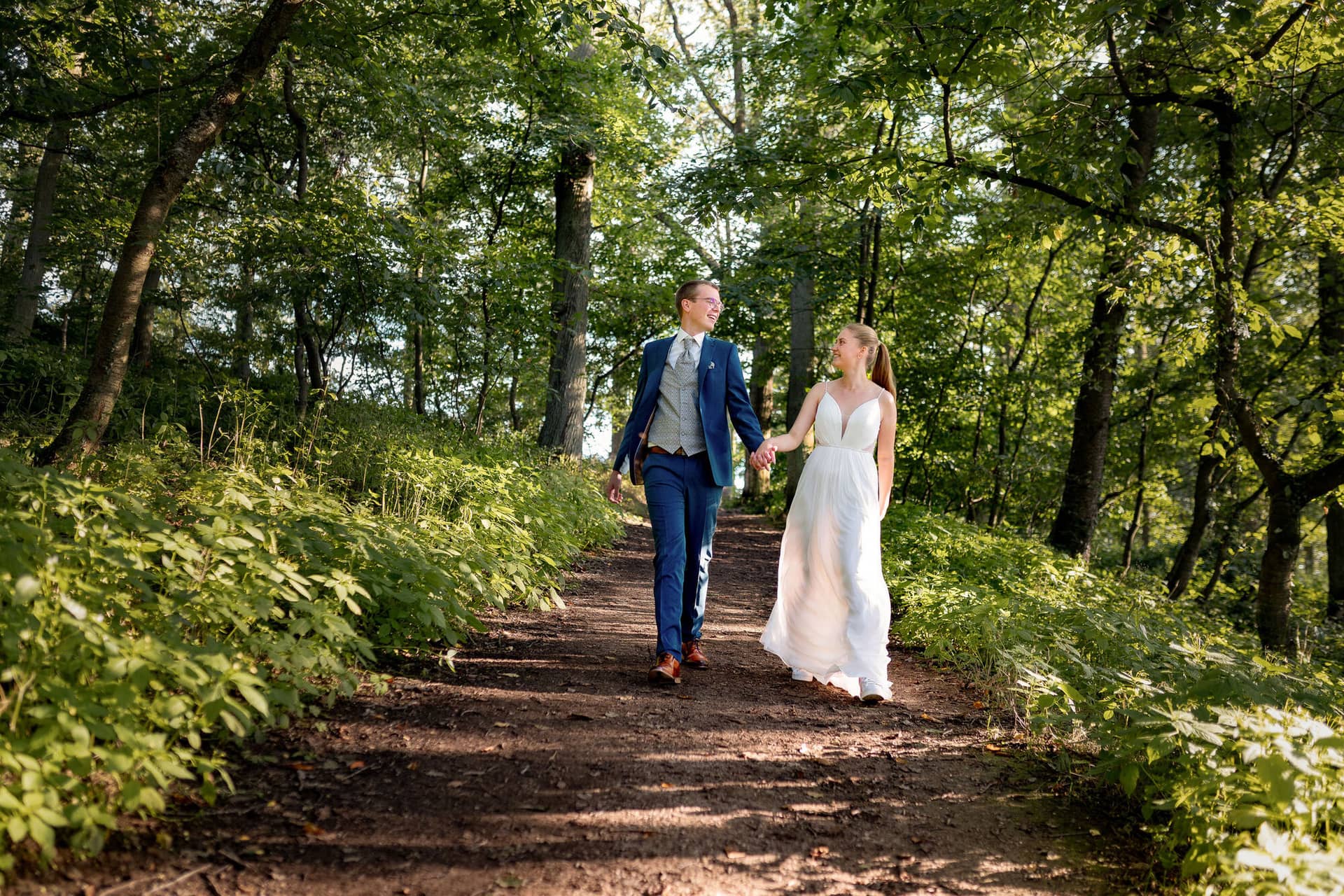 20240728 19 08 42 Ropertz Bad Muenster Ebernburg 4K8A1750 Hochzeitsfotograf Matthias Butz.CzHthqtf Brautpaar beim Brautpaarshooting an der Burg Ebernburg