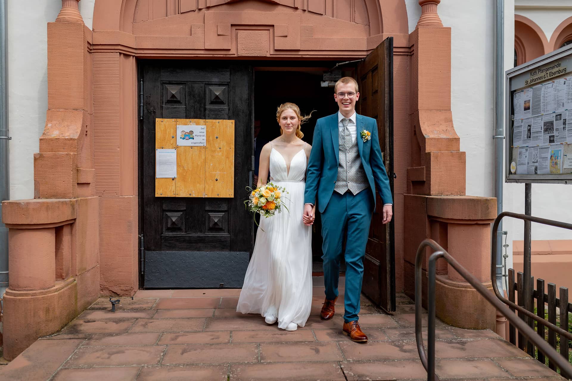 20240803 140034 4K8A5414.DqvkMBVq Brautpaar spaziert Hand in Hand vor dem Johannisturm der Burg Ebernburg nach der Trauung