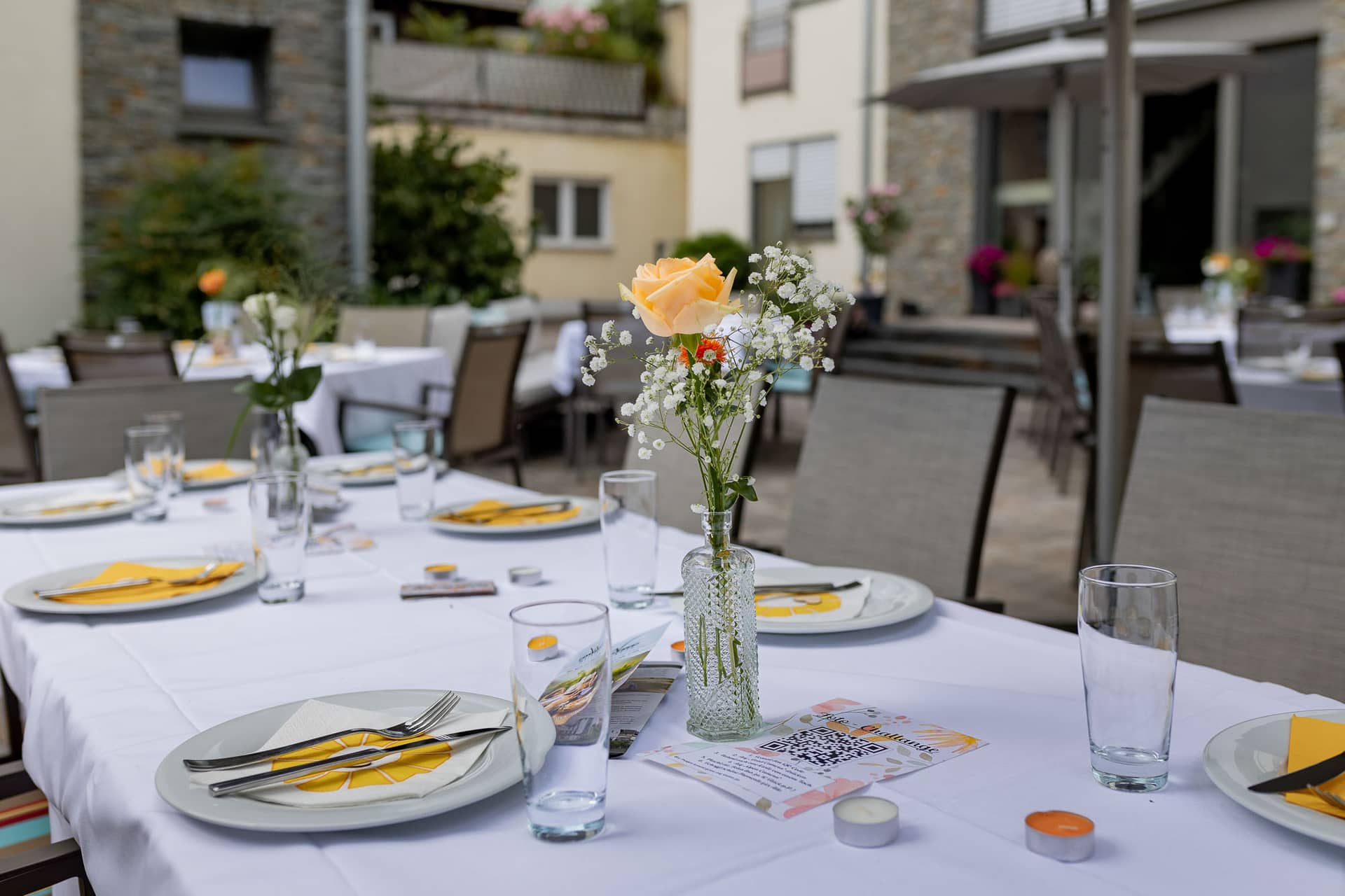 20240803 144157 4K8A7342.CbnFtxQl Elegante Tischdekoration mit weißen Blumen und Tischkarte bei der Hochzeitsfeier im Wallhäuser Weintreff
