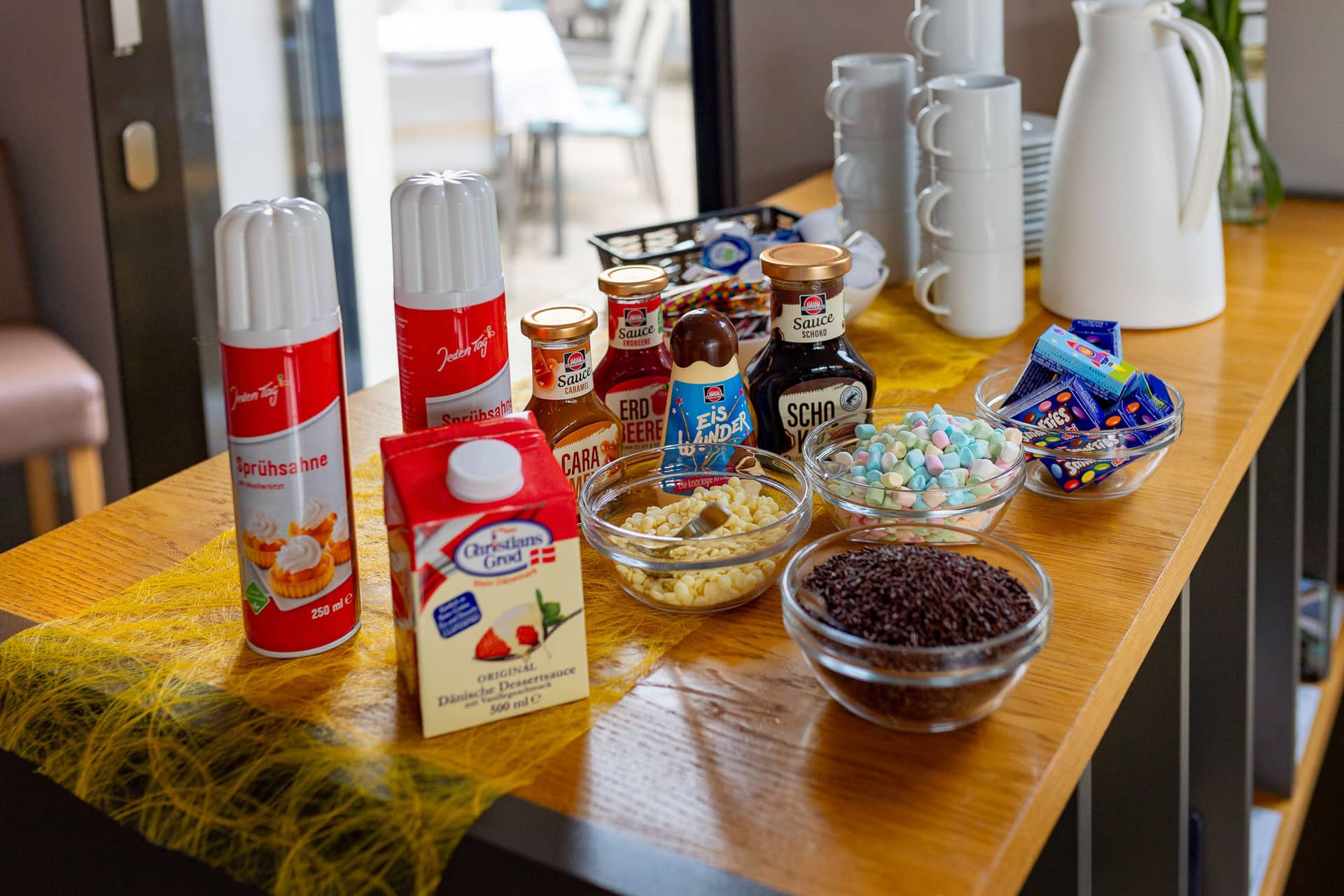 20240803 144529 4K8A7414.BIzqjXWd Süßigkeitenbar mit Desserts und Süßigkeiten bei der Hochzeitsfeier