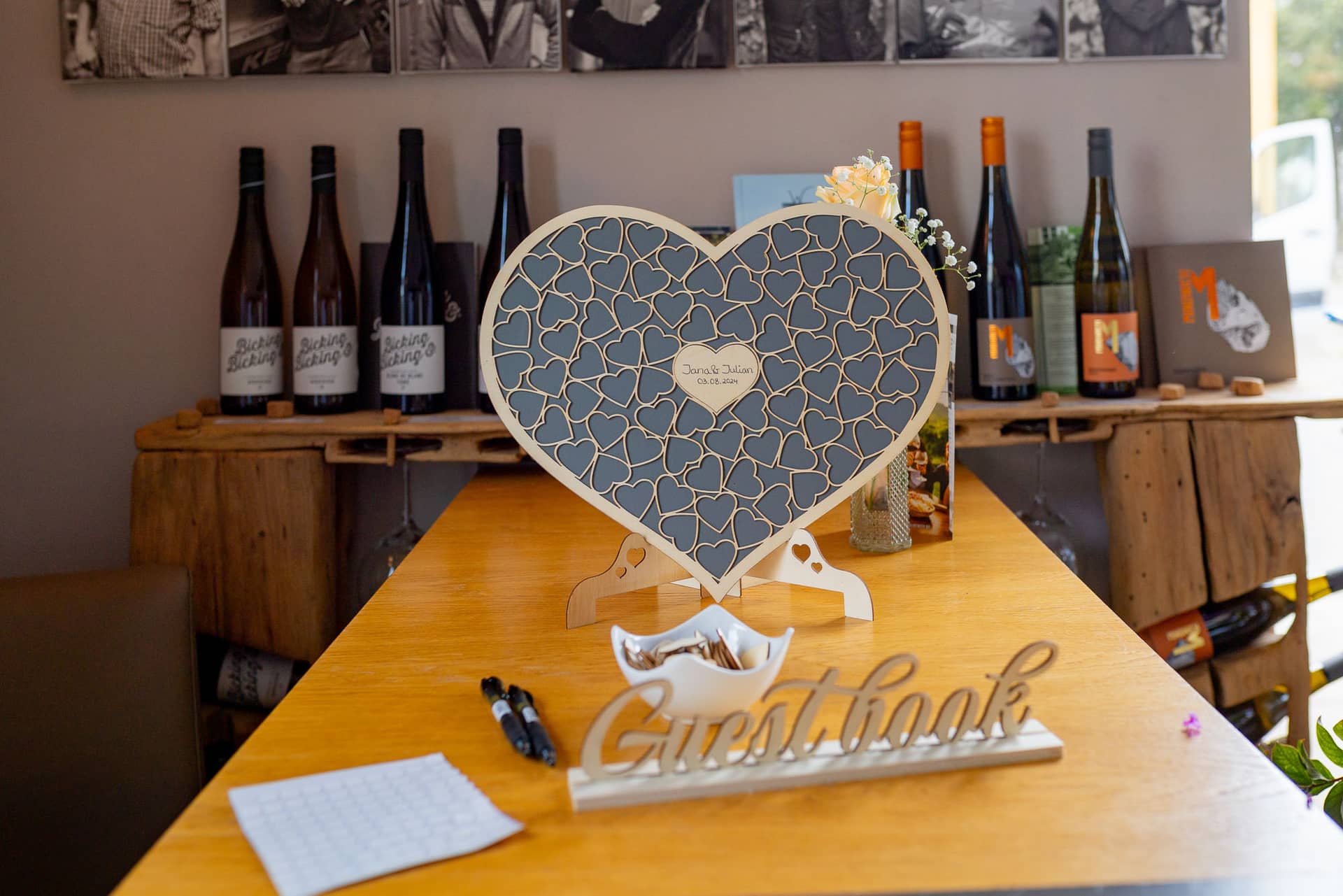 20240803 144541 4K8A7438.BLAV4z18 Herzförmiges Gästebuch wird von Hochzeitsgästen im Wallhäuser Weintreff signiert