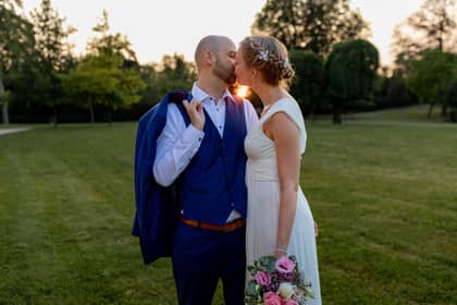 20240820 19 22 58 Teusch Schlossgarten Worms Herrnsheim 4K8A8084 Hochzeitsfotograf Matthias Butz.Dd4GsbGs Hochzeitsfotograf in Worms: Brautpaar küsst sich im Sonnenuntergang auf einer Wiese im Schlossgarten beim Paarshooting.