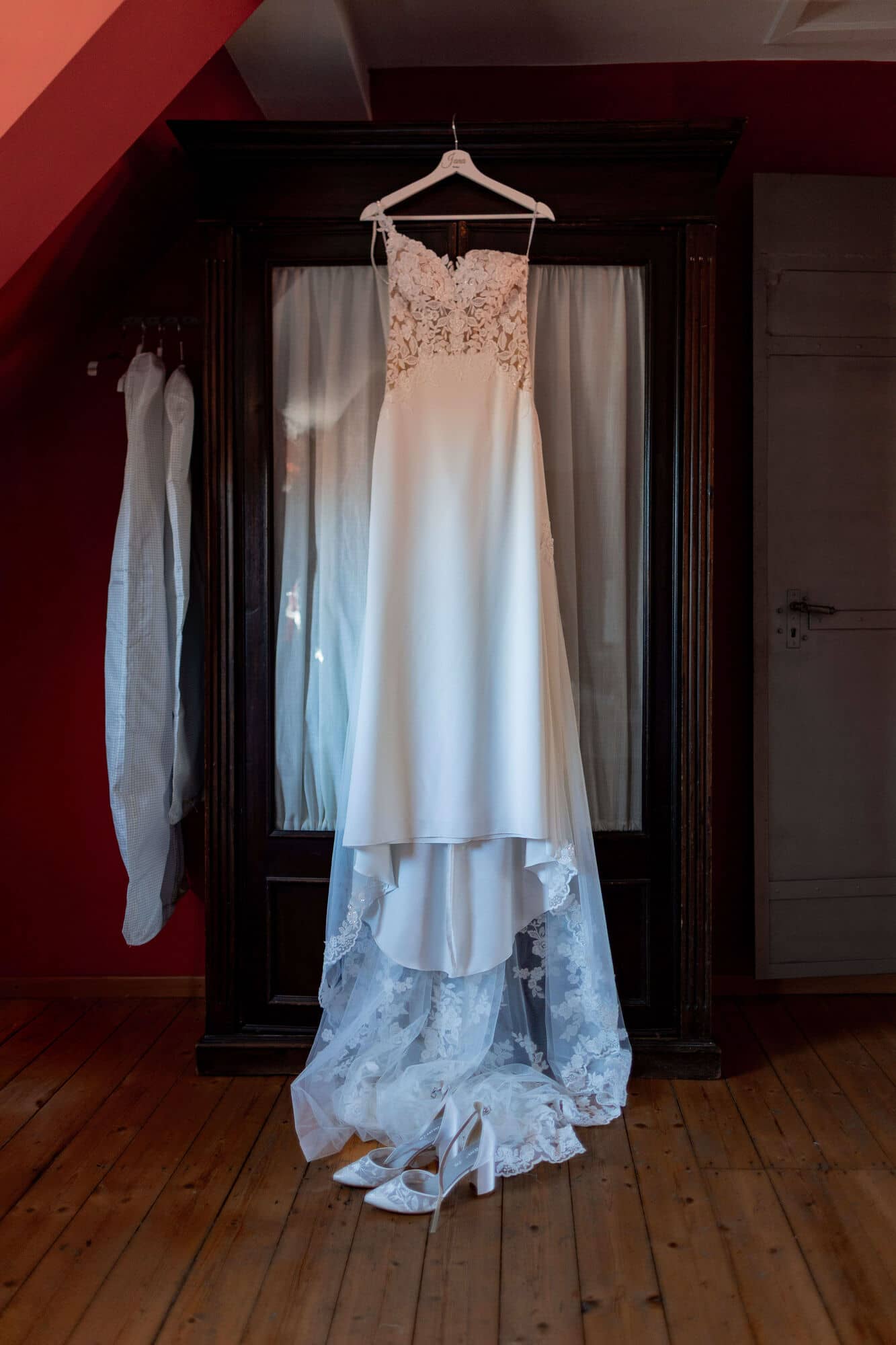 20250501 10 12 264K8A1947 Getting Ready Der Braut Im Fritz Ritter In Bad Duerkheim.B VmVL2 Elegante Brautschuhe und Schleier mit Spitzendetails auf rustikalem Holzboden arrangiert