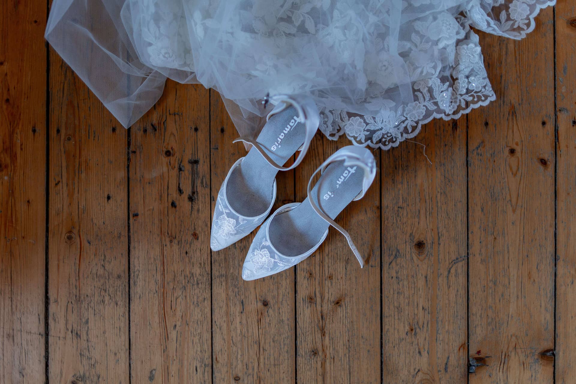 20250501 10 13 244K8A1962 Getting Ready Der Braut Im Fritz Ritter In Bad Duerkheim.DkSEuuuZ Braut lässt sich während des Getting Ready professionell schminken