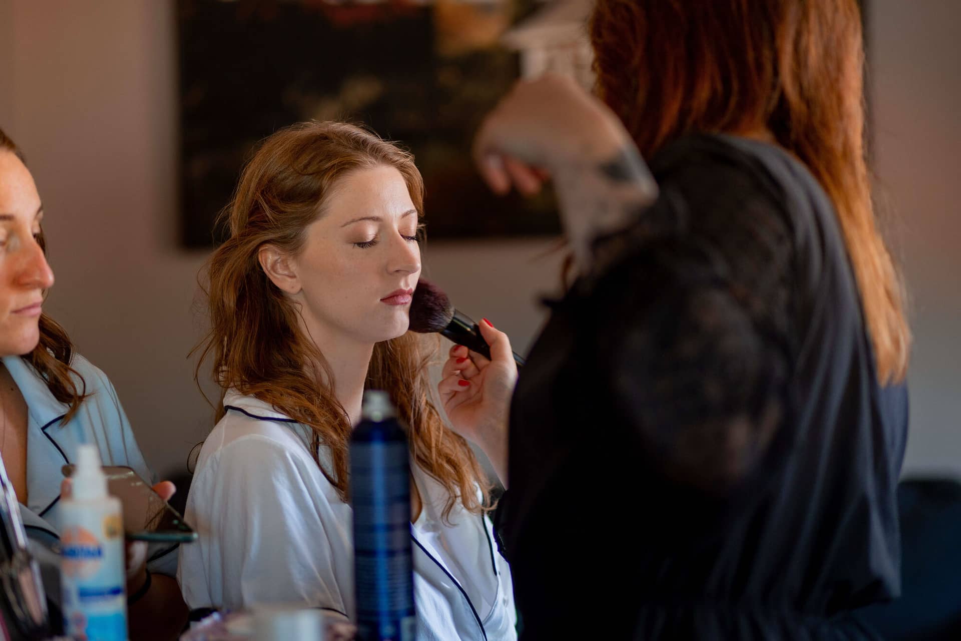 20250501 10 15 574K8A1977 Getting Ready Der Braut Im Fritz Ritter In Bad Duerkheim.BE6e8oMI Farbenfroher Brautstrauß in Pastelltönen steht in Glasvase am Fenster