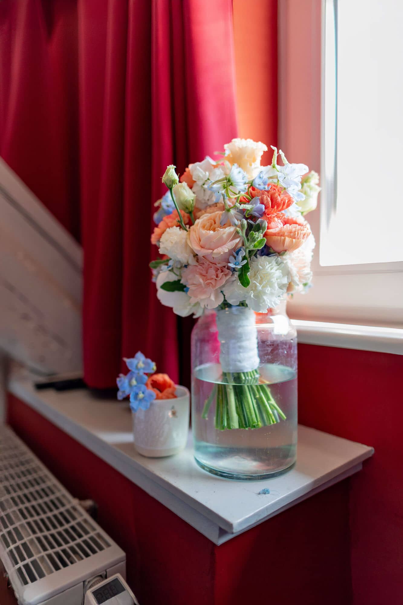 20250501 10 21 344K8A2064 Getting Ready Der Braut Im Fritz Ritter In Bad Duerkheim.DXW37MzE Stilvolles Braut-Flatlay mit Accessoires, Schmuck und Parfüm auf Holzboden