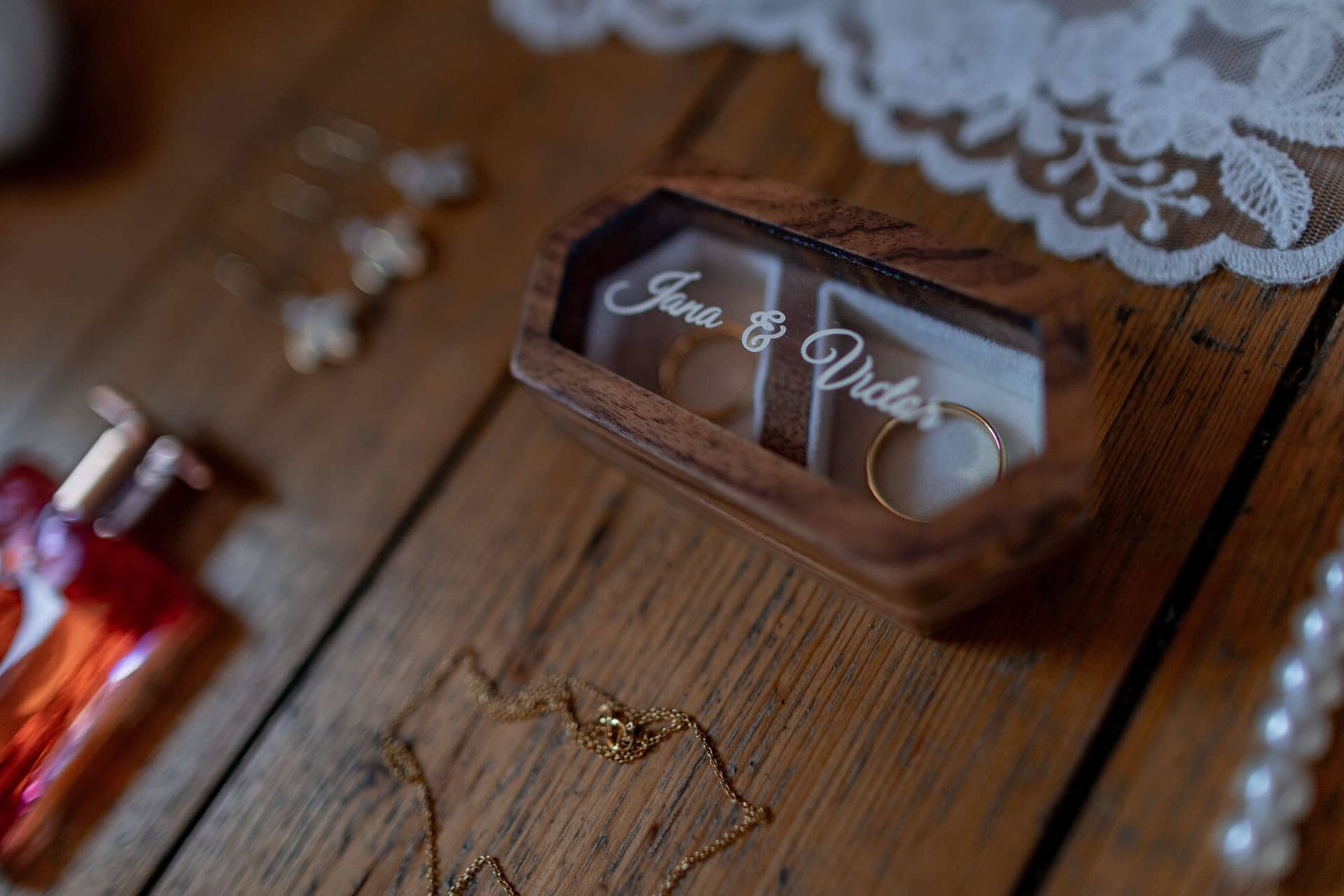 20250501 10 33 374K8A2093 Getting Ready Der Braut Im Fritz Ritter In Bad Duerkheim.DkxCaK6J Detailansicht der Ringbox mit goldenen Schmuckketten auf Holzuntergrund