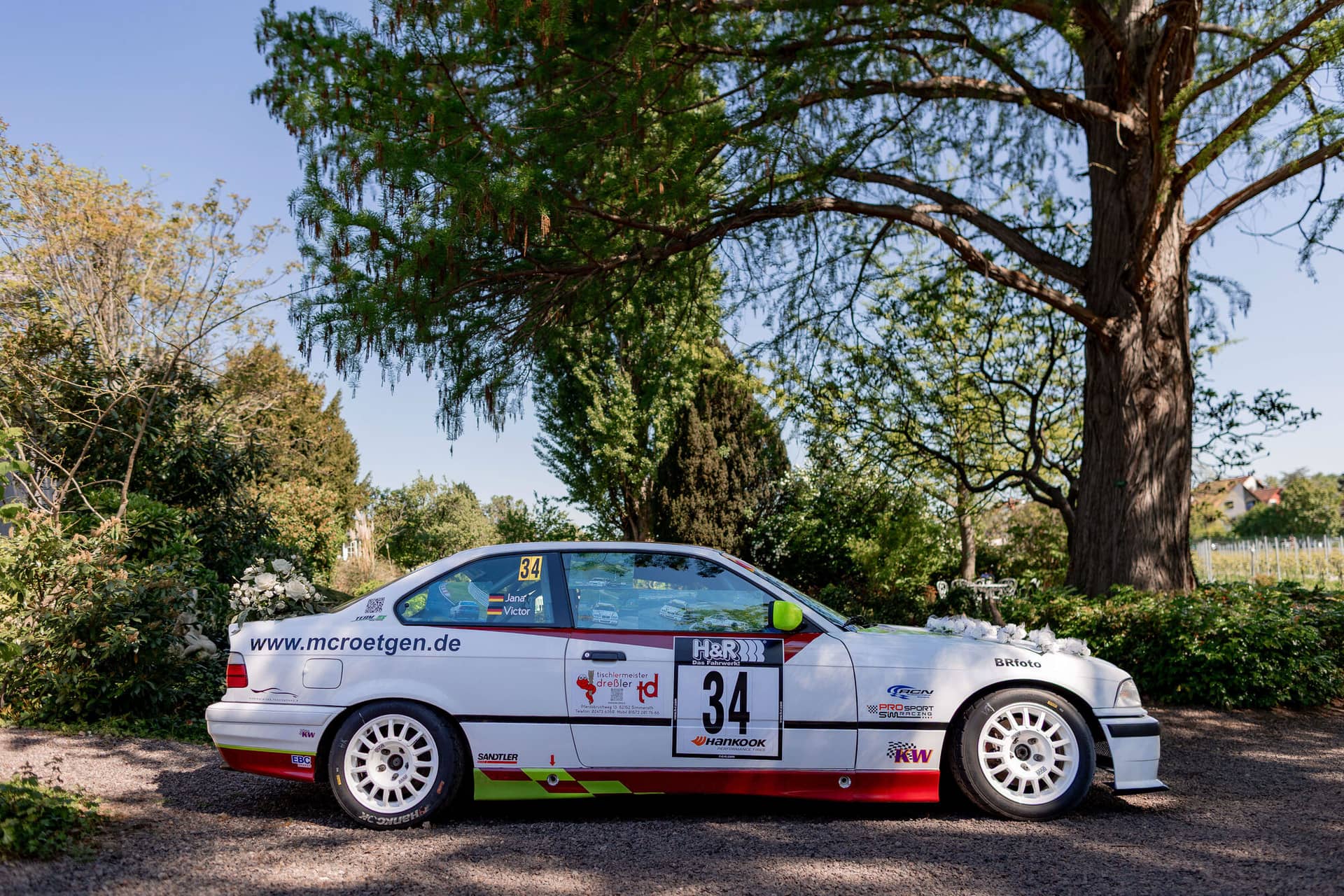 20250501 11 11 164K8A2234 Hochzeitslocation Bad Duerkheim Fritz Ritter Weingut.BtKH4YVO Rallyeauto als besonderes Hochzeits-Accessoire im Gutspark des Weinguts