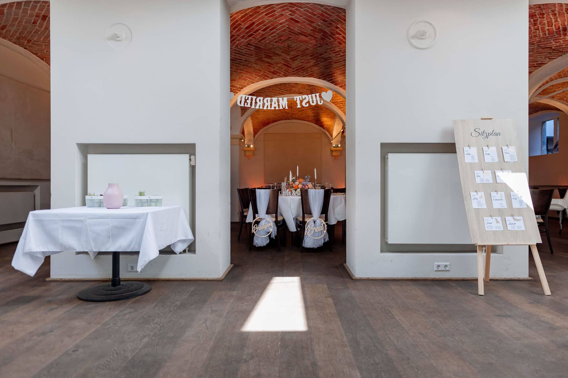 20250501 11 12 114K8A2237 Hochzeitslocation Bad Duerkheim Fritz Ritter Weingut.CbnaD Td Festsaal-Eingang mit Just Married Schriftzug und Blick auf Hochzeitstafel