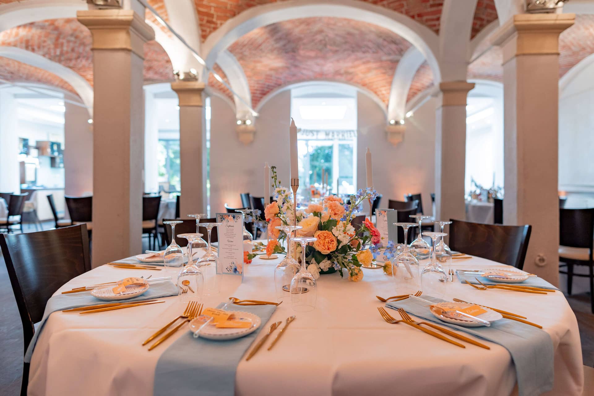 20250501 11 13 554K8A2266 Hochzeitslocation Bad Duerkheim Fritz Ritter Weingut. Z5JV6Yx Festlich gedeckte Hochzeitstafel mit goldenen Details im Gewölbesaal