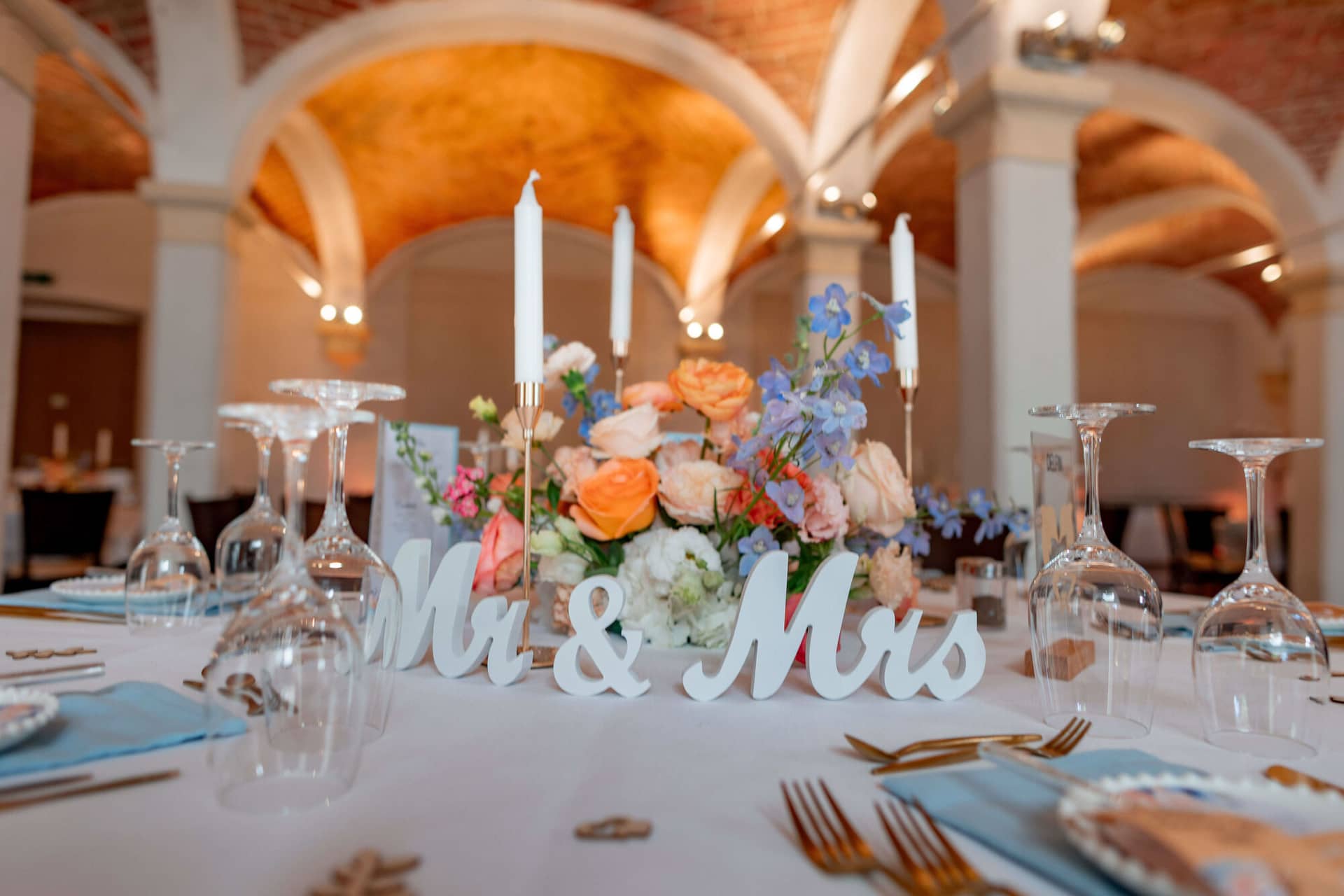 20250501 11 15 084K8A2283 Hochzeitslocation Bad Duerkheim Fritz Ritter Weingut.Dt3ofEWc Mr & Mrs Tischdekoration mit buntem Blumenstrauß und Kerzen