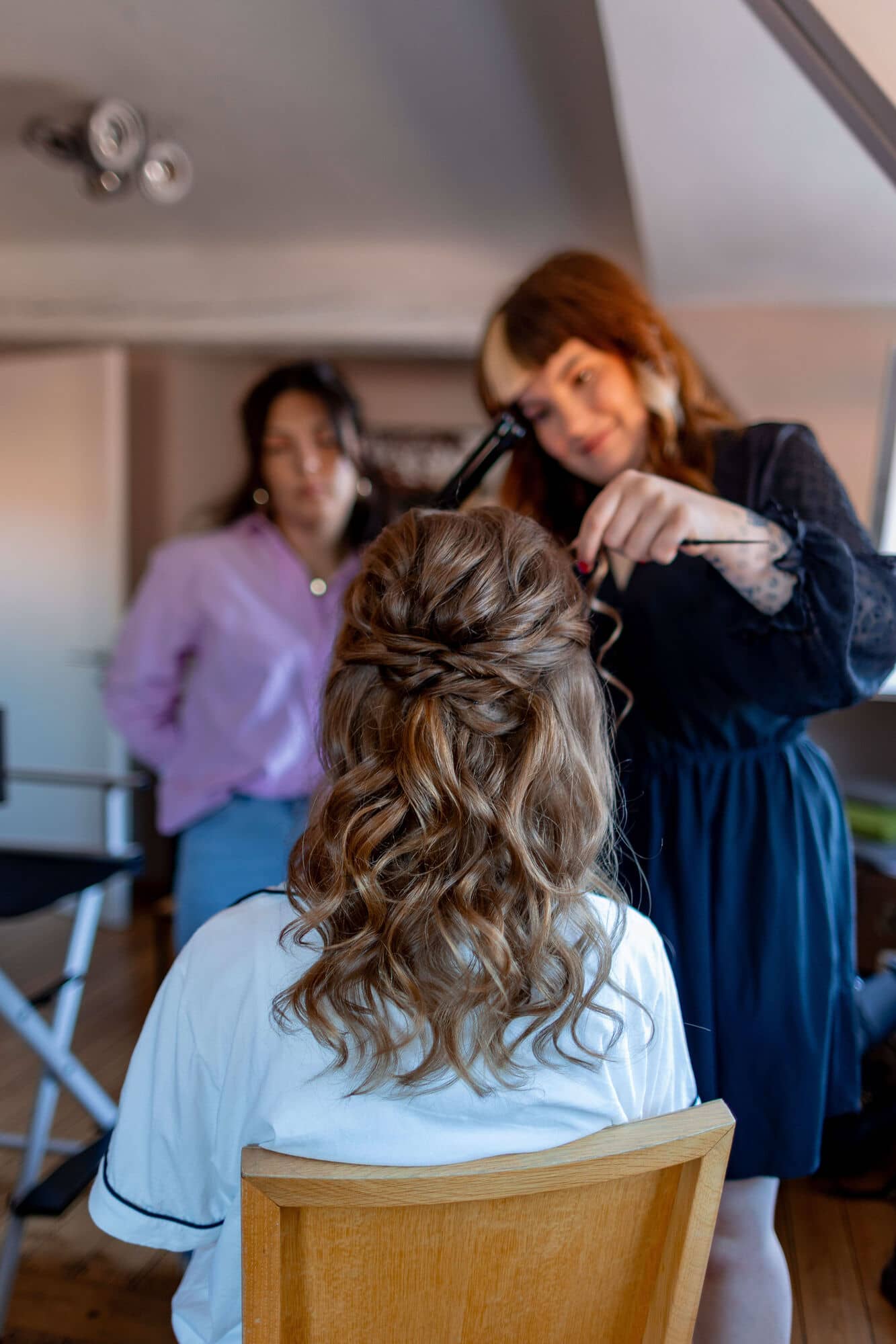 20250501 11 45 064K8A2547 Getting Ready Der Braut Im Fritz Ritter In Bad Duerkheim.DjTHrzxD Friseurin stylt die Brautfrisur zu lockigen Hochsteckfrisur