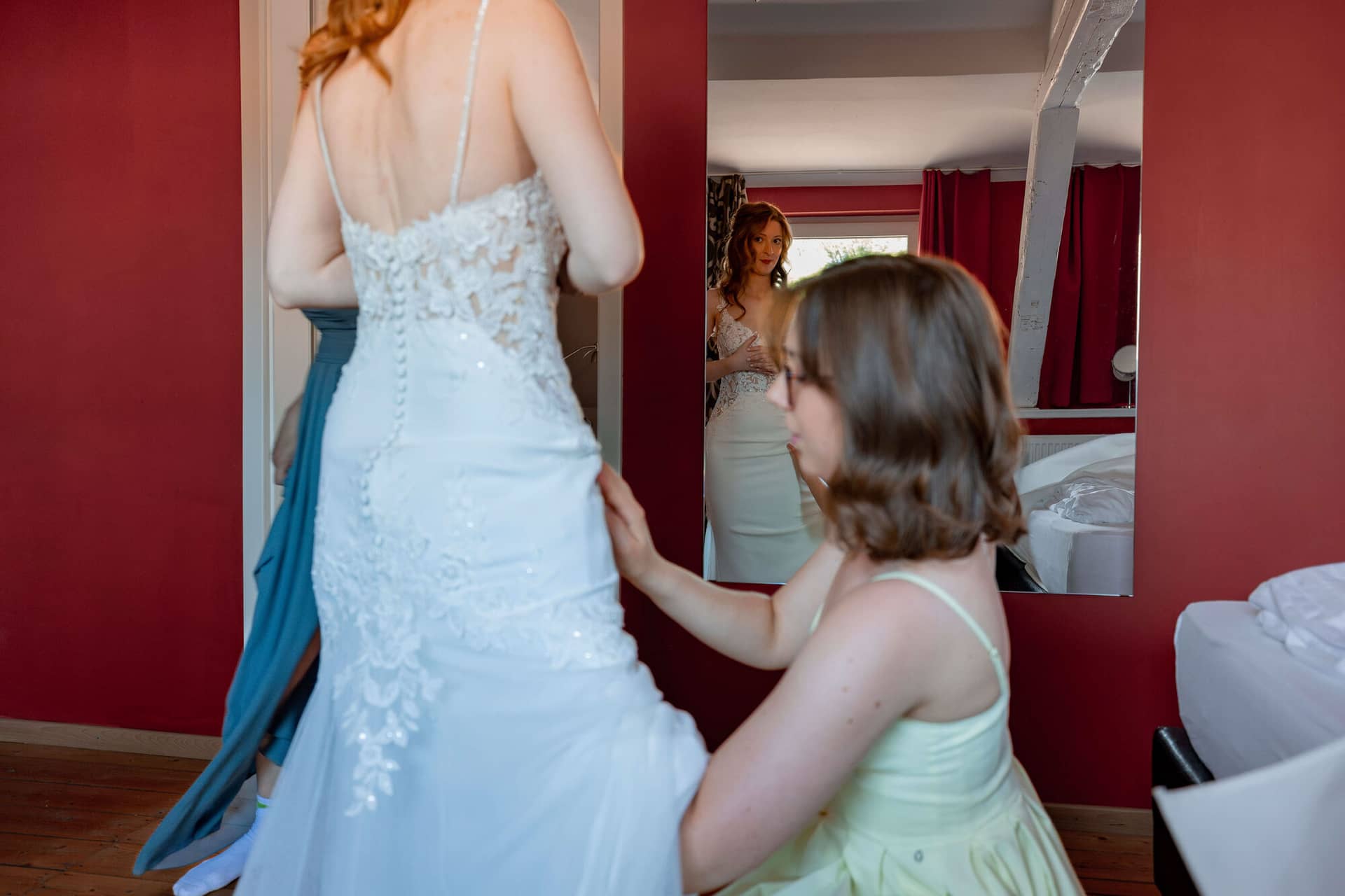 20250501 12 44 122C4A2988 Verbessert RR Getting Ready Der Braut Im Fritz Ritter In Bad Duerkheim.RxF0bhEb Detailaufnahme beim Zuschnüren des Brautkleids mit filigraner Rückenpaspel