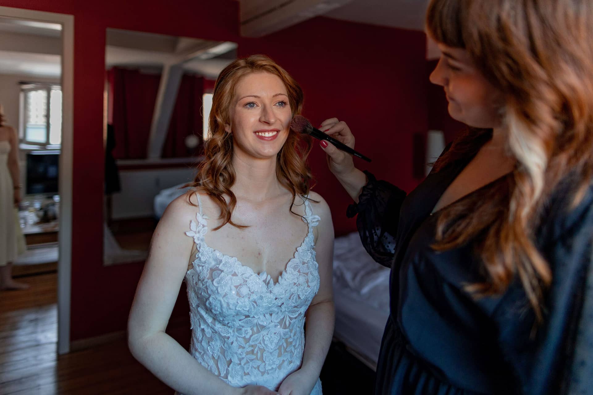 20250501 12 47 354K8A2602 Getting Ready Der Braut Im Fritz Ritter In Bad Duerkheim.RYuB0rL4 Strahlende Braut erhält letzte Make-up-Touches vor der Zeremonie