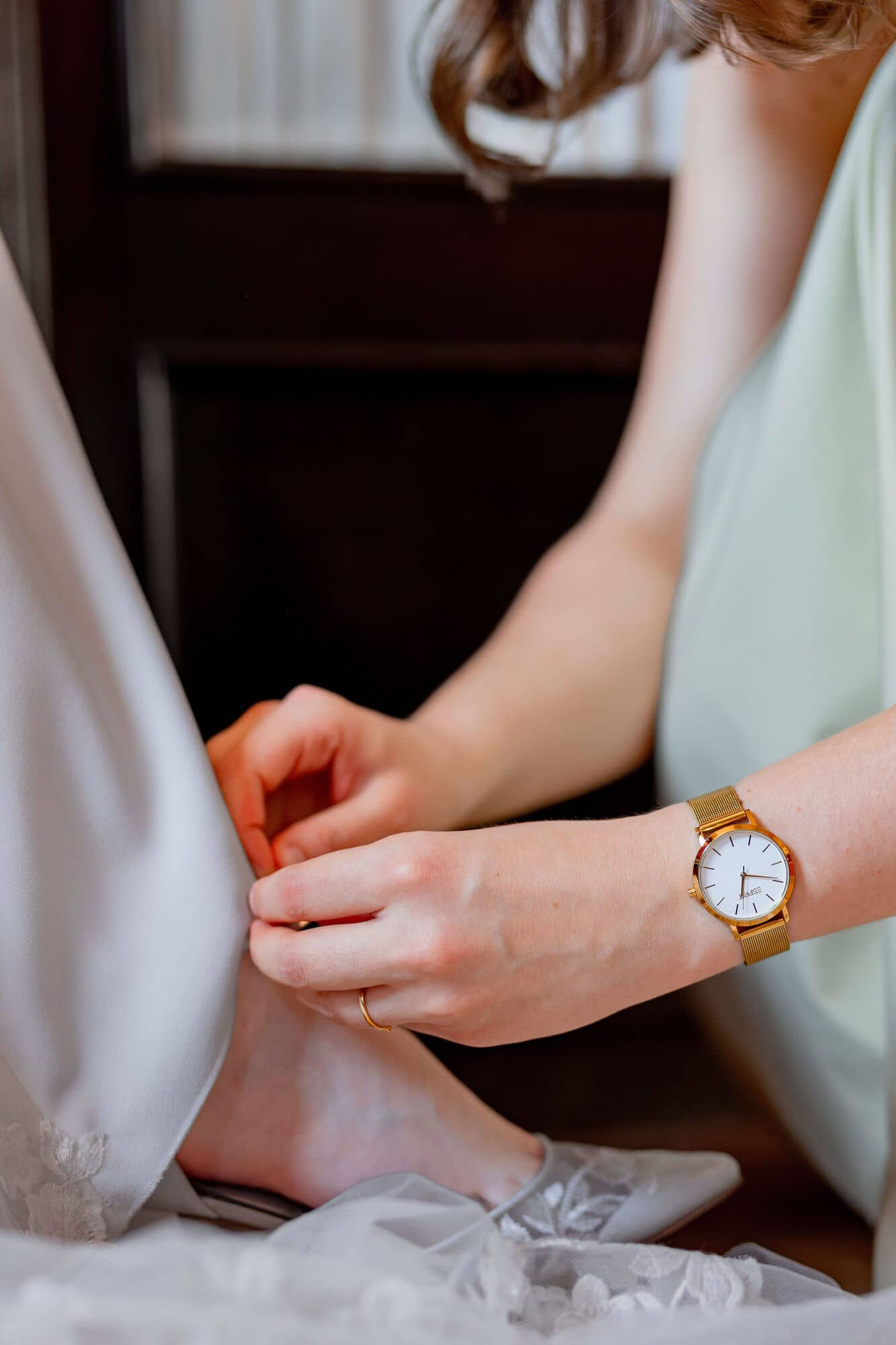 20250501 12 48 372C4A3032 Verbessert RR Als Hochzeitsfotograf Im Fritz Ritter In Bad Duerkheim.CBGg06 D Brautpaar sitzt romantisch auf weißen Stühlen unter farbenfroh geschmücktem Blumenbogen im Weinberg Bad Dürkheim