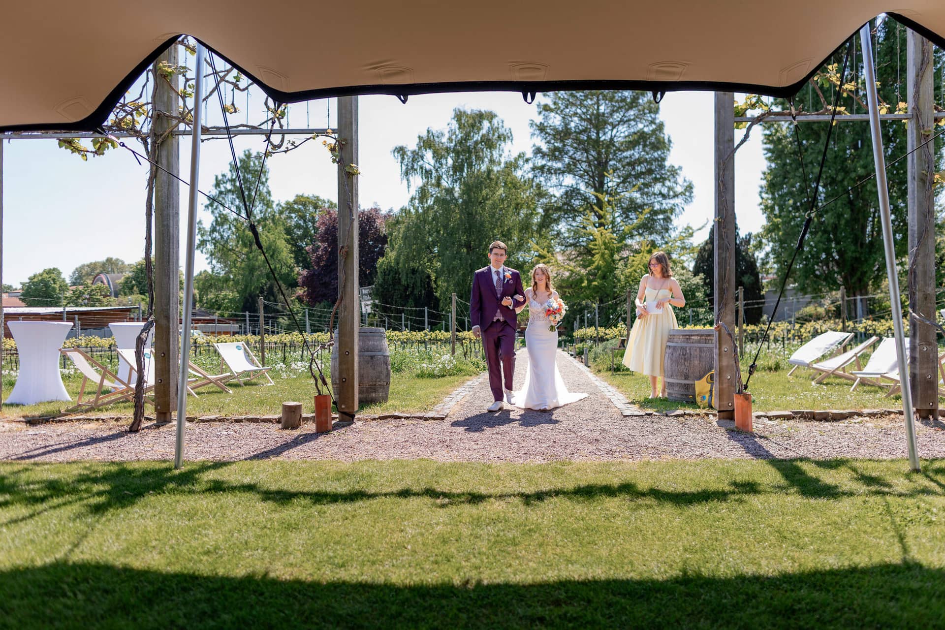 20250501 14 05 064K8A3081 Trauung Bad Duerkheim Fritz Ritter Hochzeitsfotograf.BU8dFRgc Hochzeitsgast malt Detail eines Malen-nach-Zahlen-Bildes während der Trauung aus