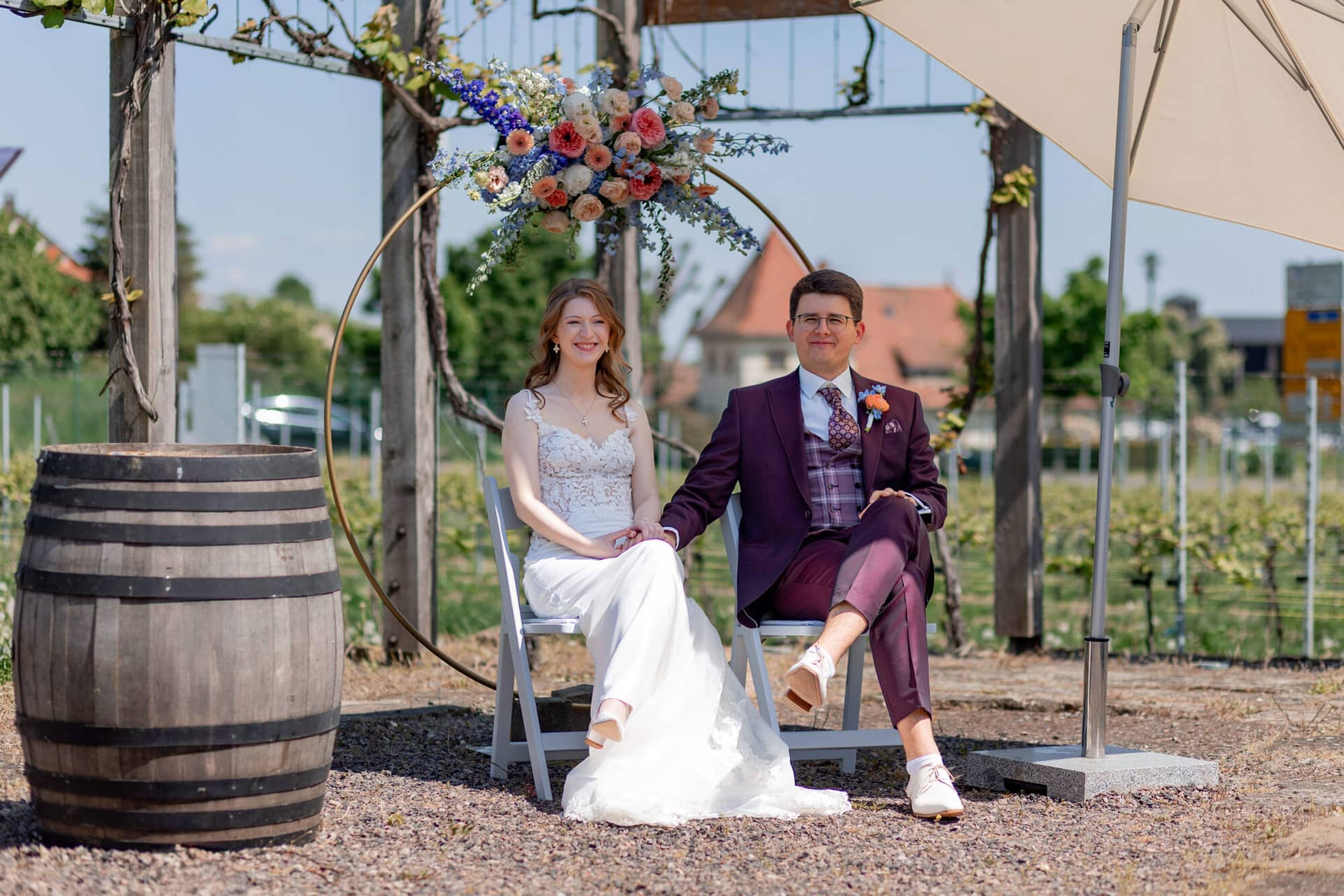 20250501 14 08 442C4A3126 Trauung Bad Duerkheim Fritz Ritter Hochzeitsfotograf.Qga6Rg6k Brautpaar malt gemeinsam am Malen-nach-Zahlen-Bild bei der freien Trauung