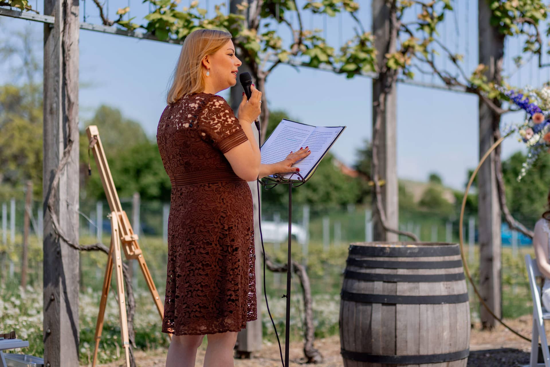 20250501 14 08 592C4A3143 Trauung Bad Duerkheim Fritz Ritter Hochzeitsfotograf.DcKoFTSi Nahaufnahme vom Malen-nach-Zahlen-Bild mit Farbpalette während der Hochzeitszeremonie