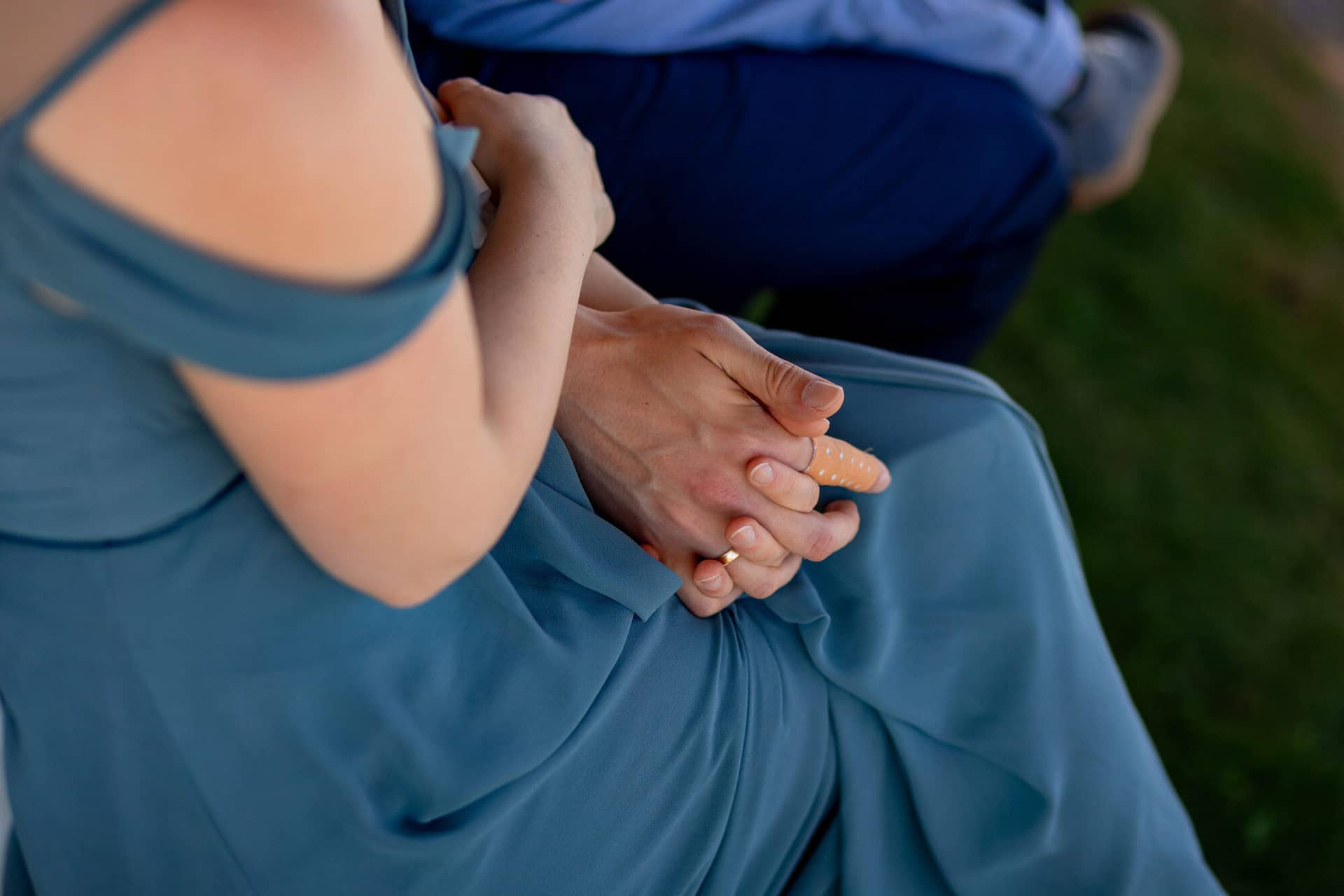 20250501 14 13 082C4A3204 Trauung Bad Duerkheim Fritz Ritter Hochzeitsfotograf.VUxqdVSH Brautpaar spaziert Hand in Hand durch blühenden Rosenbogen im Gutspark