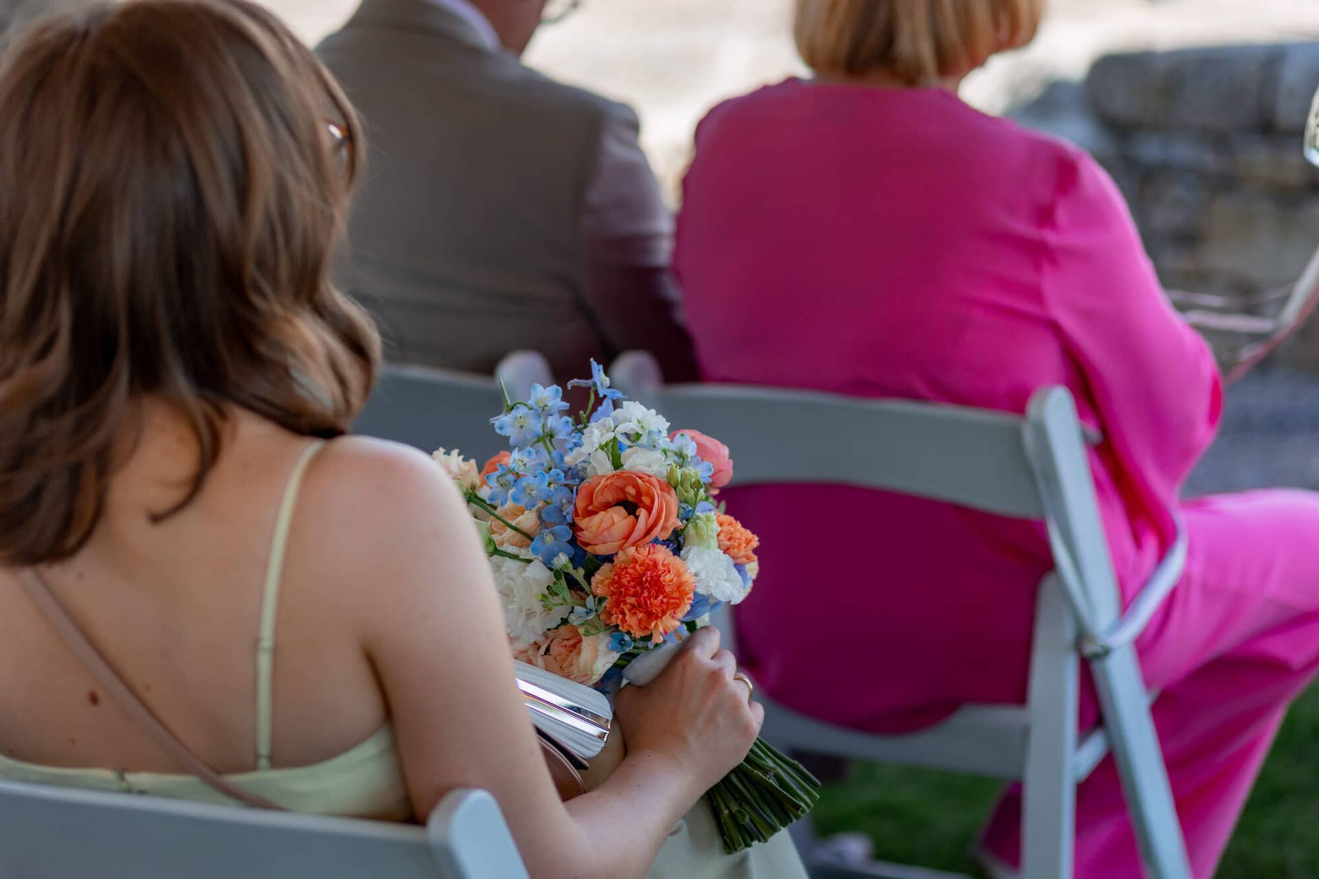 20250501 14 16 462C4A3236 Trauung Bad Duerkheim Fritz Ritter Hochzeitsfotograf.BdSBIrd6 Brautpaar stößt mit Sektgläsern im grünen Garten des Weinguts an