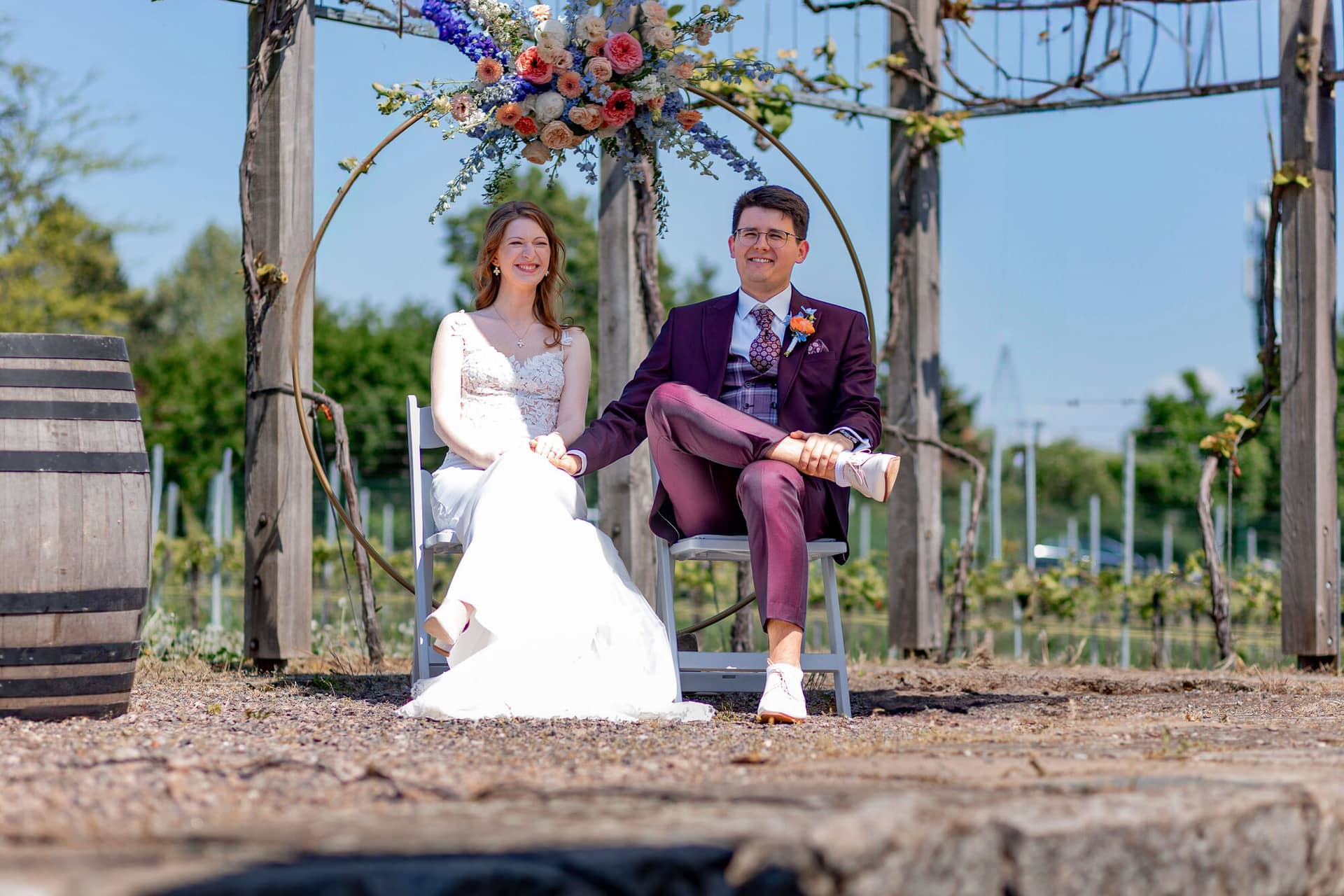 20250501 14 24 042C4A3301 Als Hochzeitsfotograf Im Fritz Ritter In Bad Duerkheim.BRyRw JG Brautpaar im eleganten weißen Gartenpavillon mit geöffneten Fenstertüren beim Hochzeitsshooting
