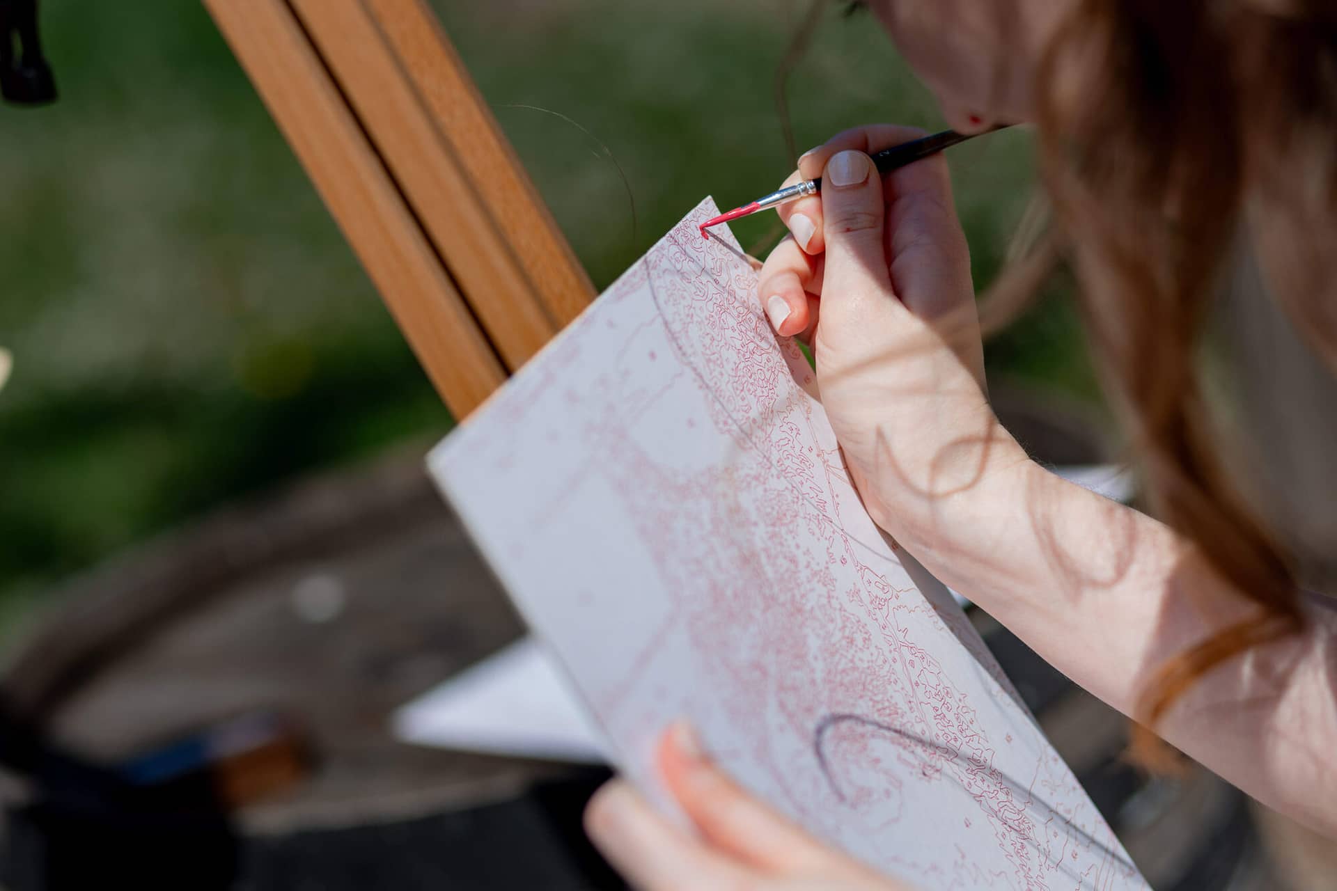 20250501 14 35 242C4A3461 Trauung Bad Duerkheim Fritz Ritter Hochzeitsfotograf.B3fG9bC6 Hochzeitsgäste beim interaktiven Memory-Kennenlernspiel mit Namenskärtchen