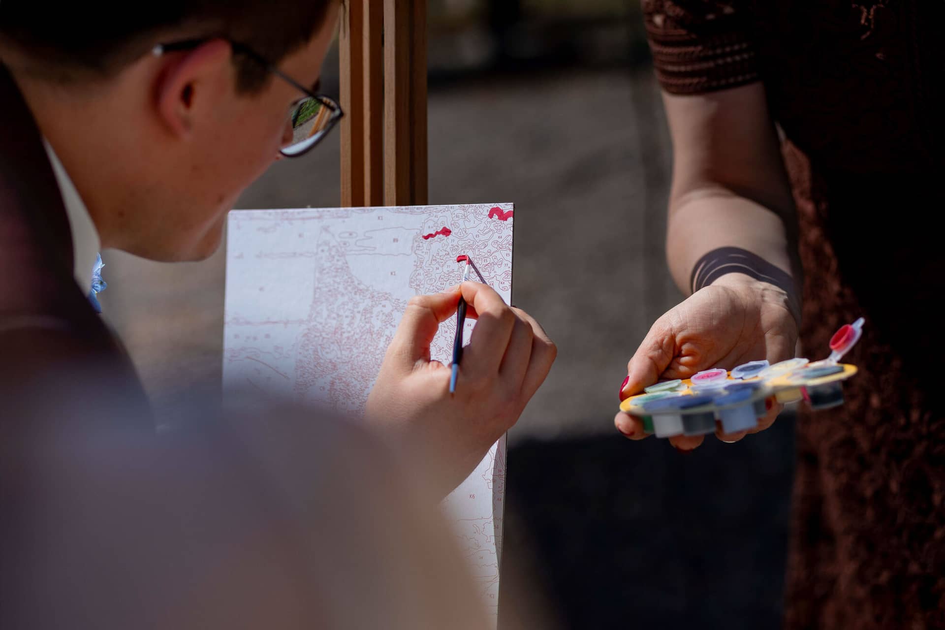 20250501 14 37 192C4A3516 Als Hochzeitsfotograf Im Fritz Ritter In Bad Duerkheim.BrFYKB4p Detailaufnahme der Brautschuhe und Füße des Brautpaars auf den Stufen des Pavillons
