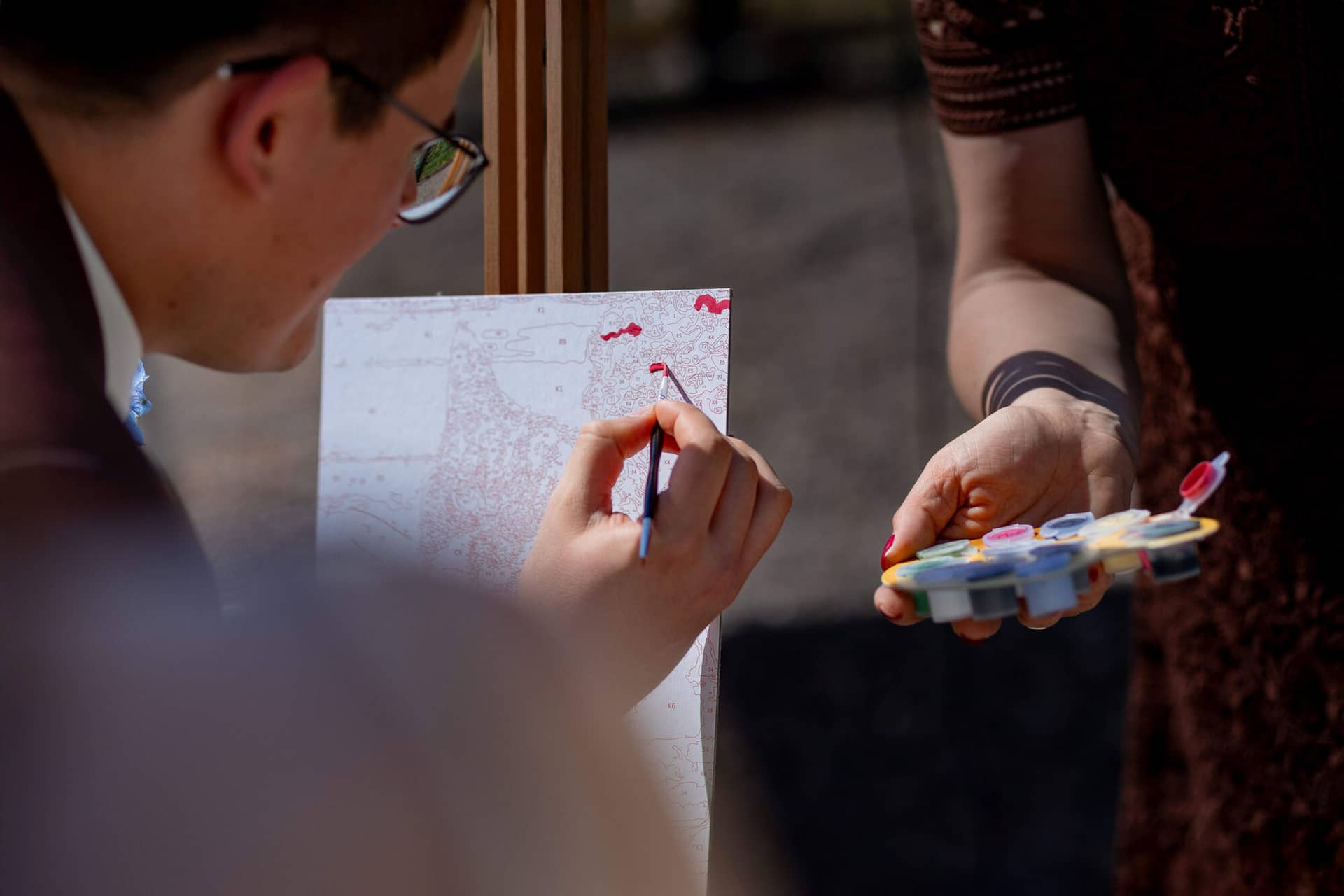 20250501 14 37 192C4A3516 Trauung Bad Duerkheim Fritz Ritter Hochzeitsfotograf.BhH09IpO Detailaufnahme der Brautschuhe und Füße des Brautpaars auf Pavillon-Stufen