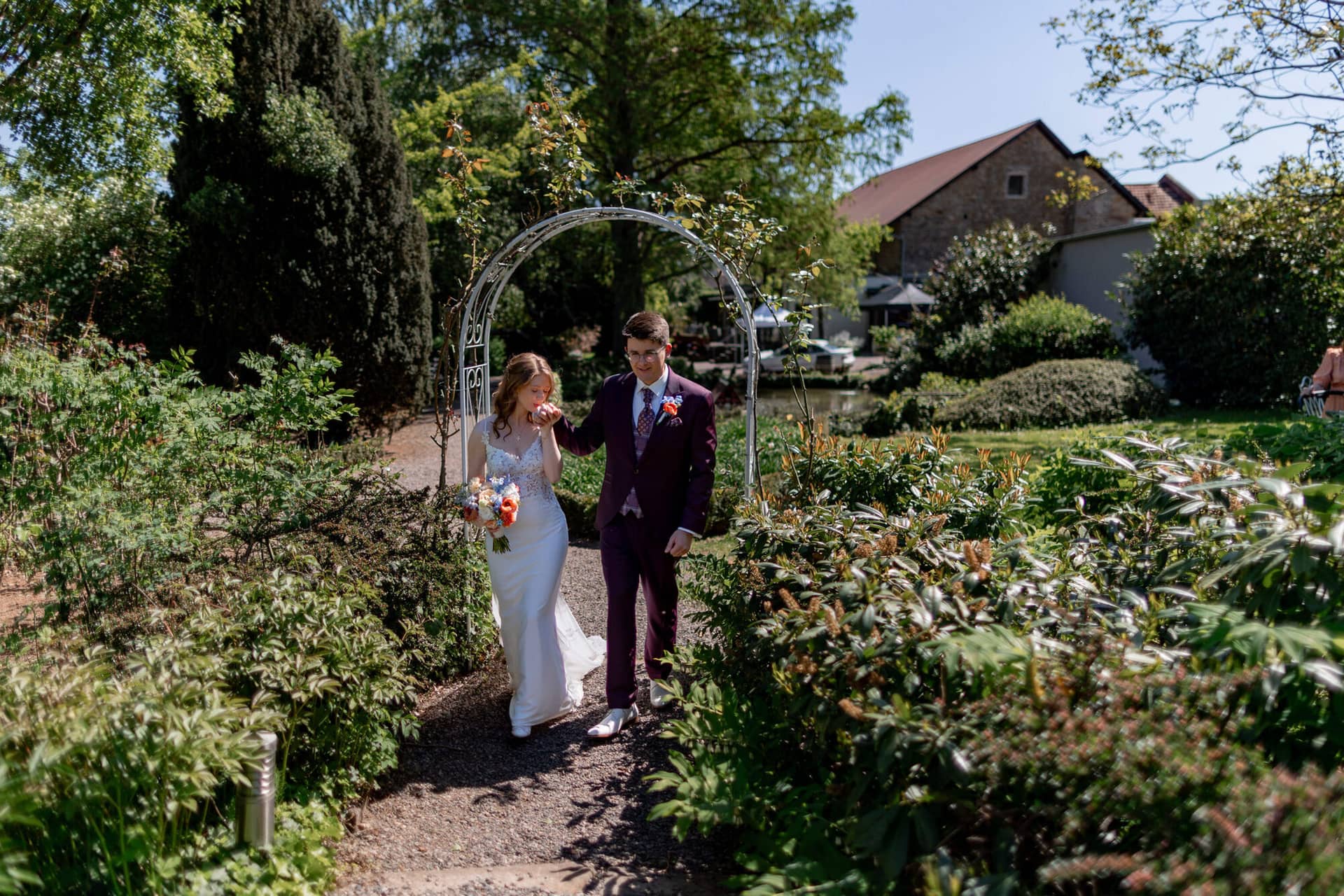 20250501 14 46 294K8A3483 Trauung Bad Duerkheim Fritz Ritter Hochzeitsfotograf.C2v0kw D Festlich gedeckter Kuchenbuffet-Tisch unter Pavillon mit Blick auf Weinberge