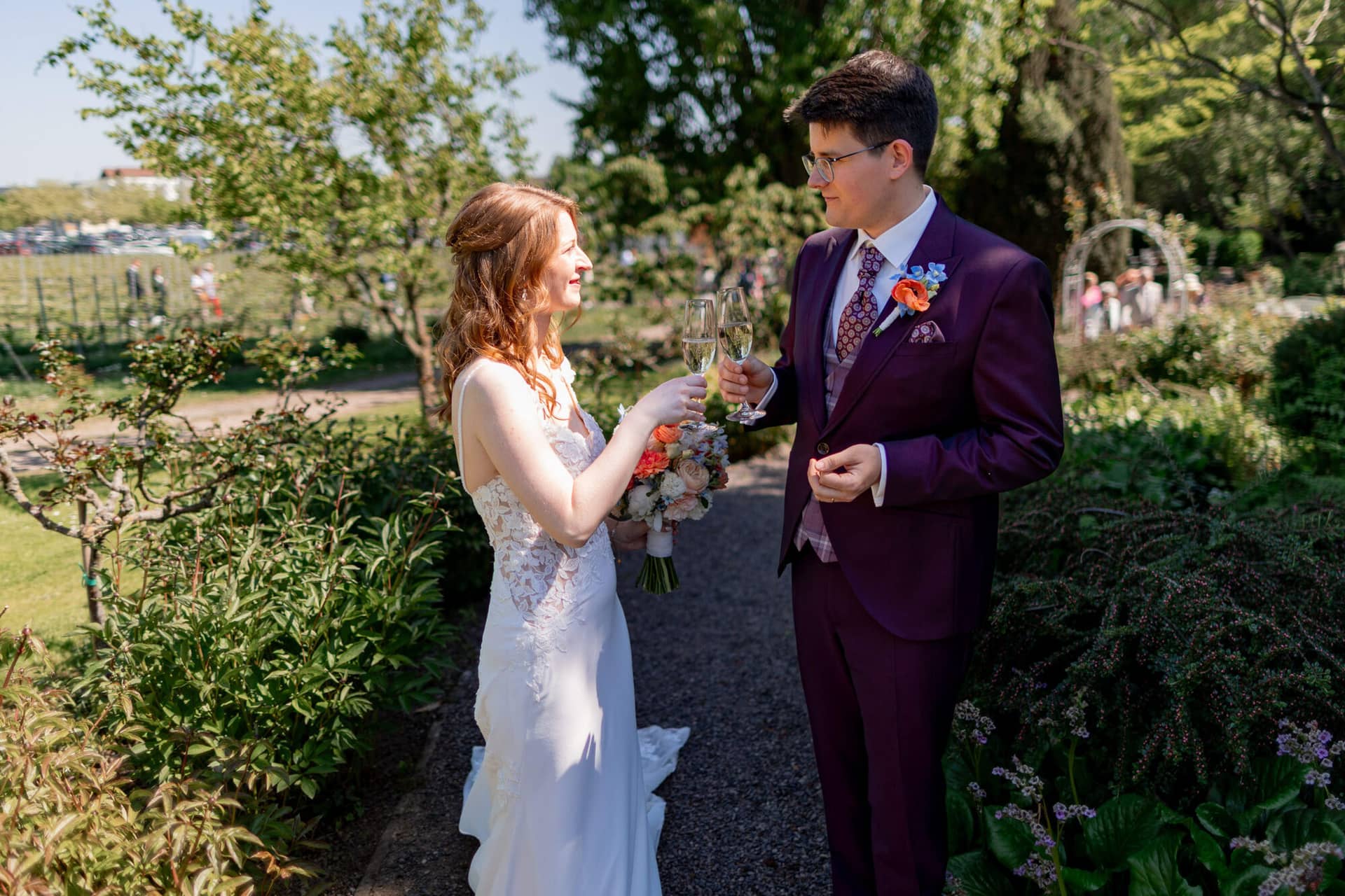 20250501 14 47 334K8A3496 Trauung Bad Duerkheim Fritz Ritter Hochzeitsfotograf.CmMKnxTG Vogelperspektive auf bunte Obstkuchen und Donuts auf Kuchenbuffet