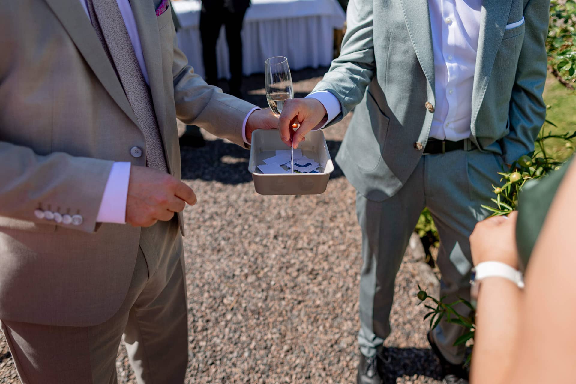 20250501 15 18 184K8A4590 Trauung Bad Duerkheim Fritz Ritter Hochzeitsfotograf.C6Hh3skB Dekorative Etagere mit Blumendekoration und Kuchen auf Buffet-Tisch