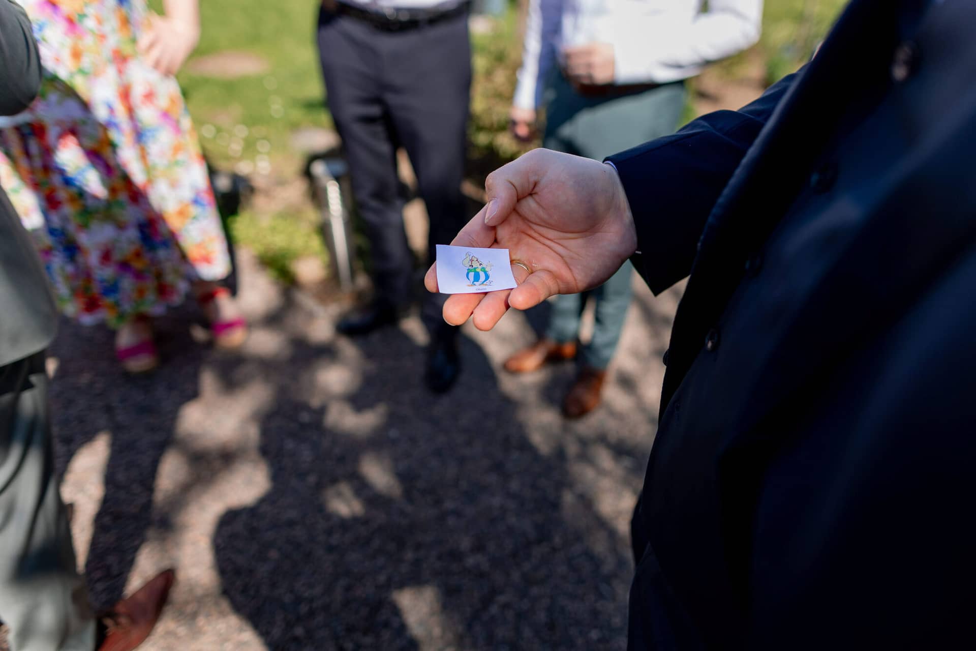 20250501 15 20 244K8A4609 Trauung Bad Duerkheim Fritz Ritter Hochzeitsfotograf.BndO EZE Brautpaar lacht herzlich am Kuchenbuffet bei der Hochzeitsfeier