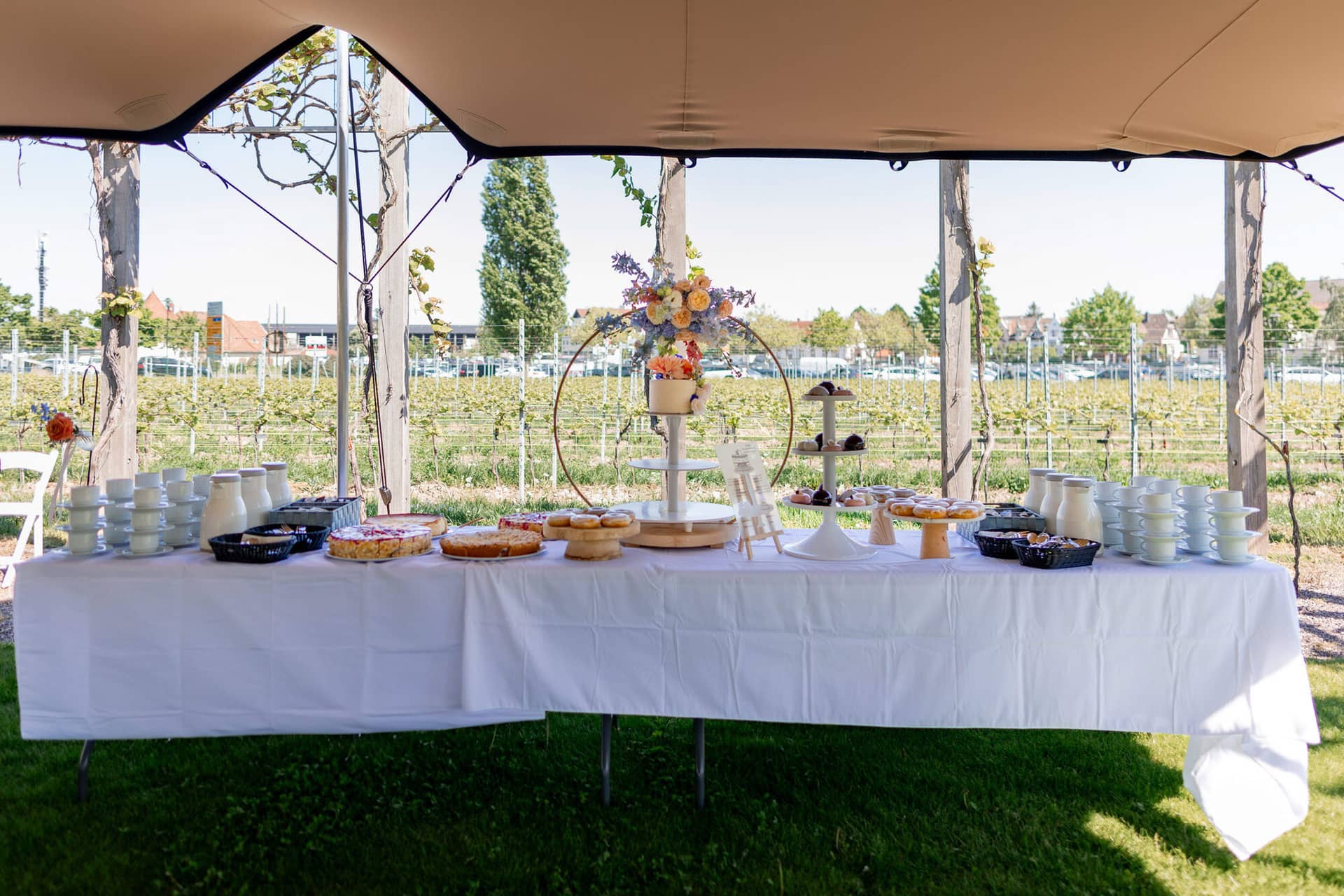 20250501 15 24 484K8A4624 Trauung Bad Duerkheim Fritz Ritter Hochzeitsfotograf.CiI25Apd Brautpaar steht strahlend vor traditionellem roten Hochzeits-Fotobox-Hintergrund