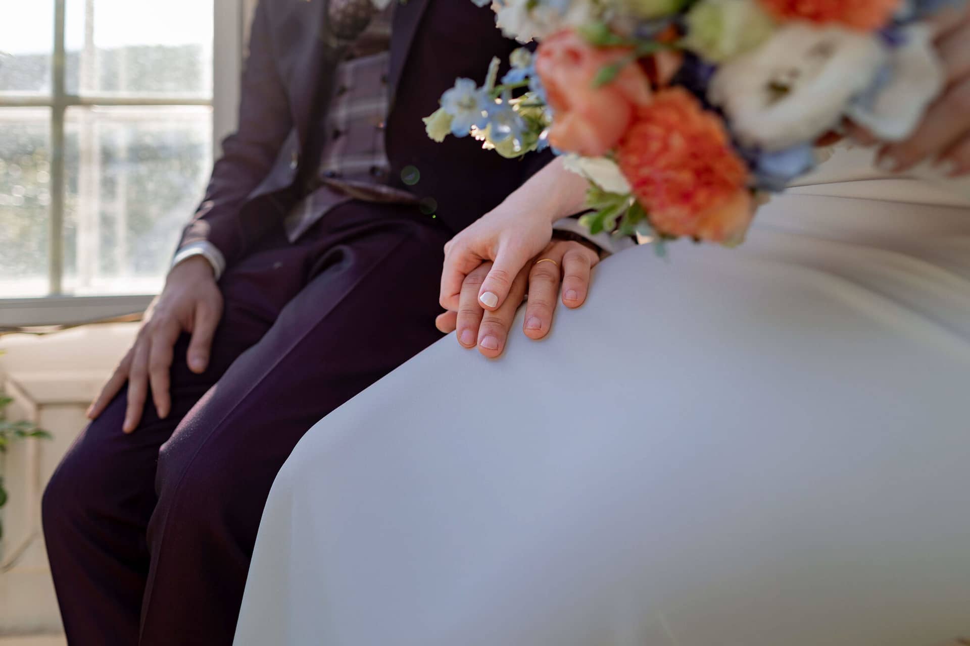 20250501 17 29 254K8A5640 Als Hochzeitsfotograf Im Fritz Ritter In Bad Duerkheim.DmWTRt2g Strahlende Braut lacht im Inneren eines Rallyeautos mit Rennsitzen