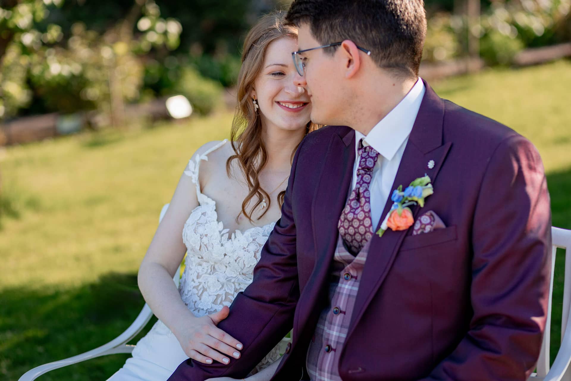 20250501 17 34 322C4A3696 Brautpaarshooting Bad Duerkheim Fritz Ritter Hochzeitsfotograf.CA6QUe8w Brautpaar umarmt sich liebevoll im sonnendurchfluteten Gutsgarten