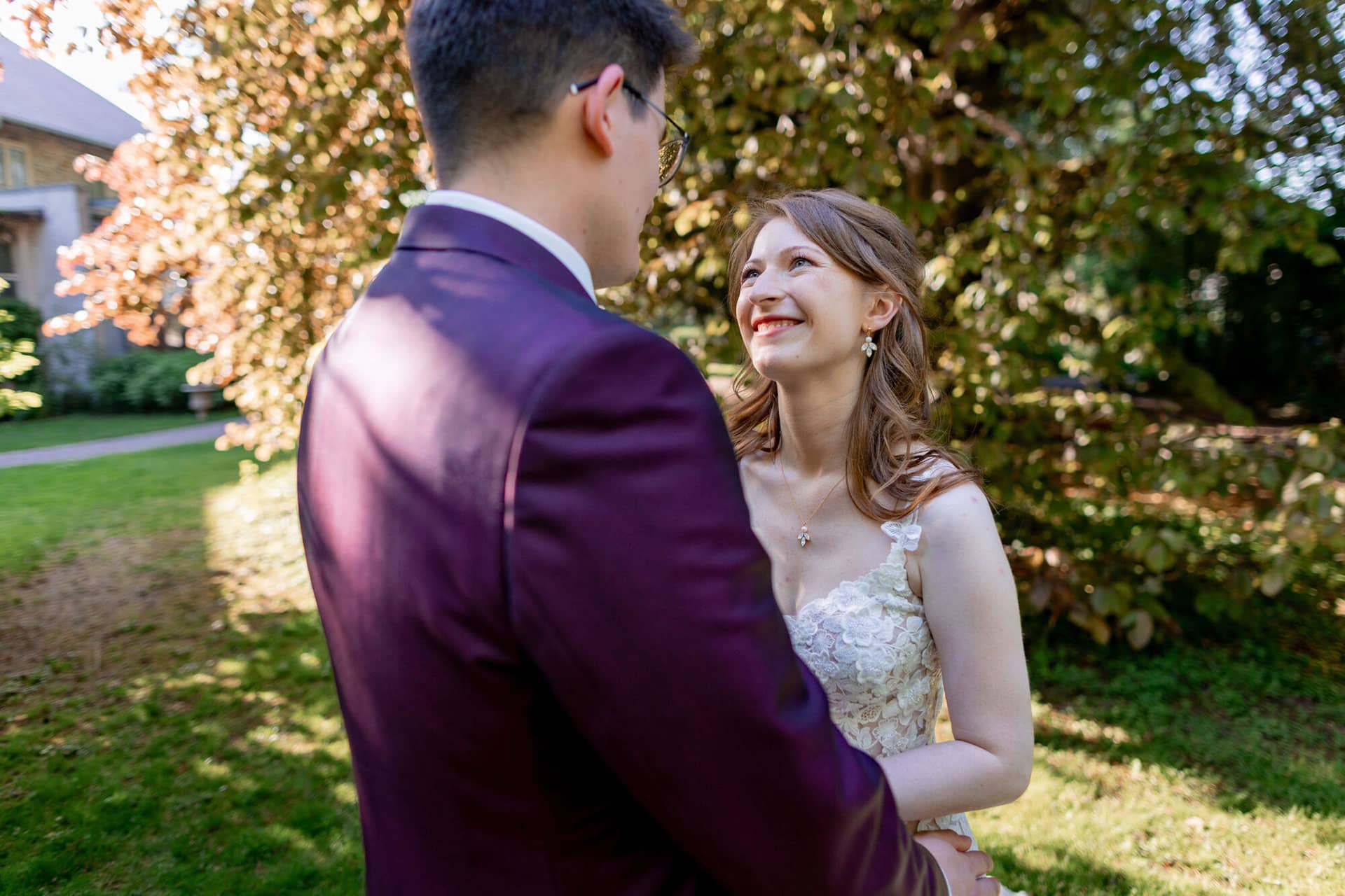 20250501 17 40 174K8A5742 Brautpaarshooting Bad Duerkheim Fritz Ritter Hochzeitsfotograf.BeoNob2P Braut blickt verliebt zum Bräutigam im grünen Garten des Weinguts