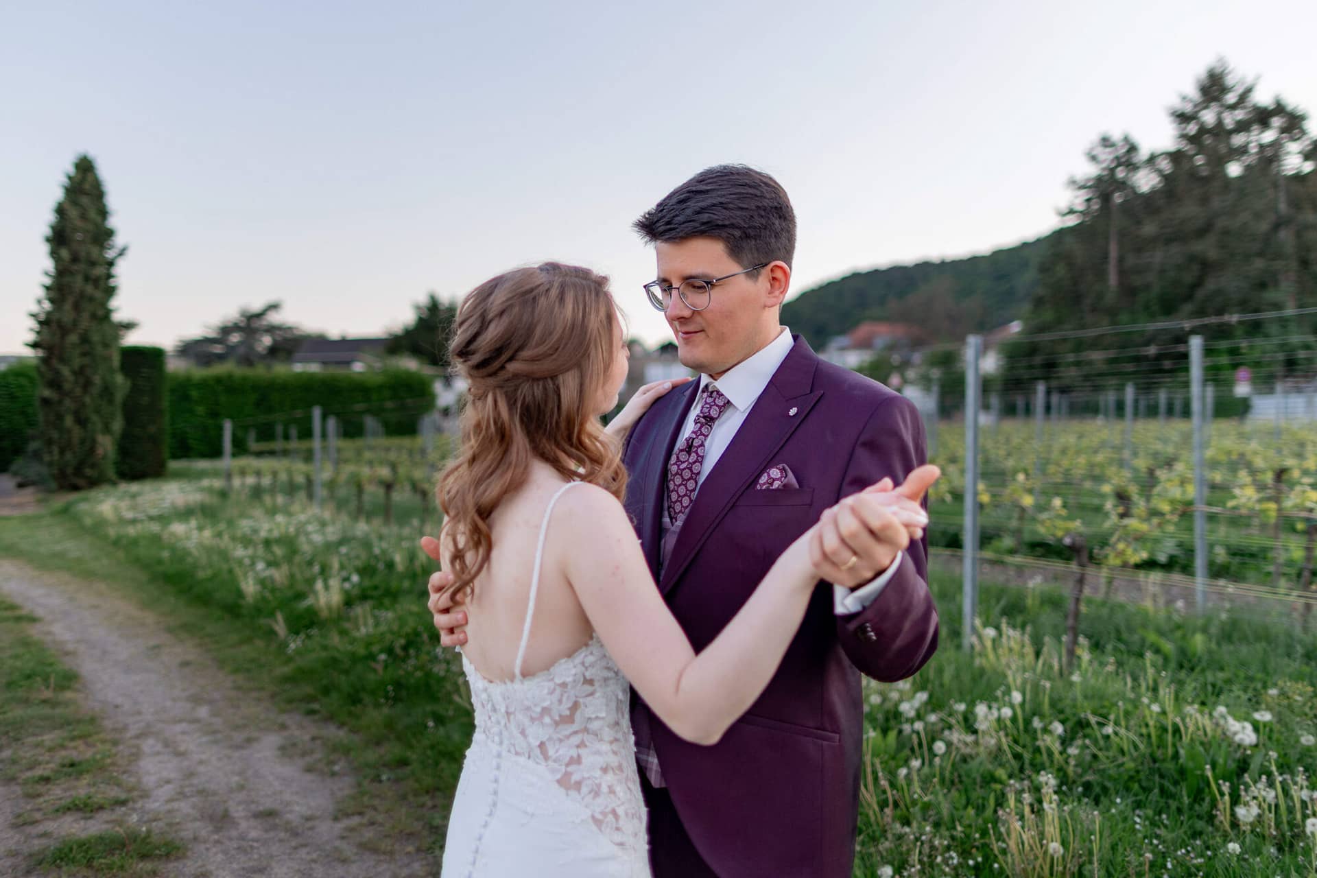 20250501 20 10 074K8A6630 Brautpaarshooting Sunnenuntergang Golden Hour Bad Duerkheim Fritz Ritter Hochzeitsfotograf.7GBJ7PGh Brautpaar übt ersten Tanz in Tanzhaltung zwischen den Weinreben