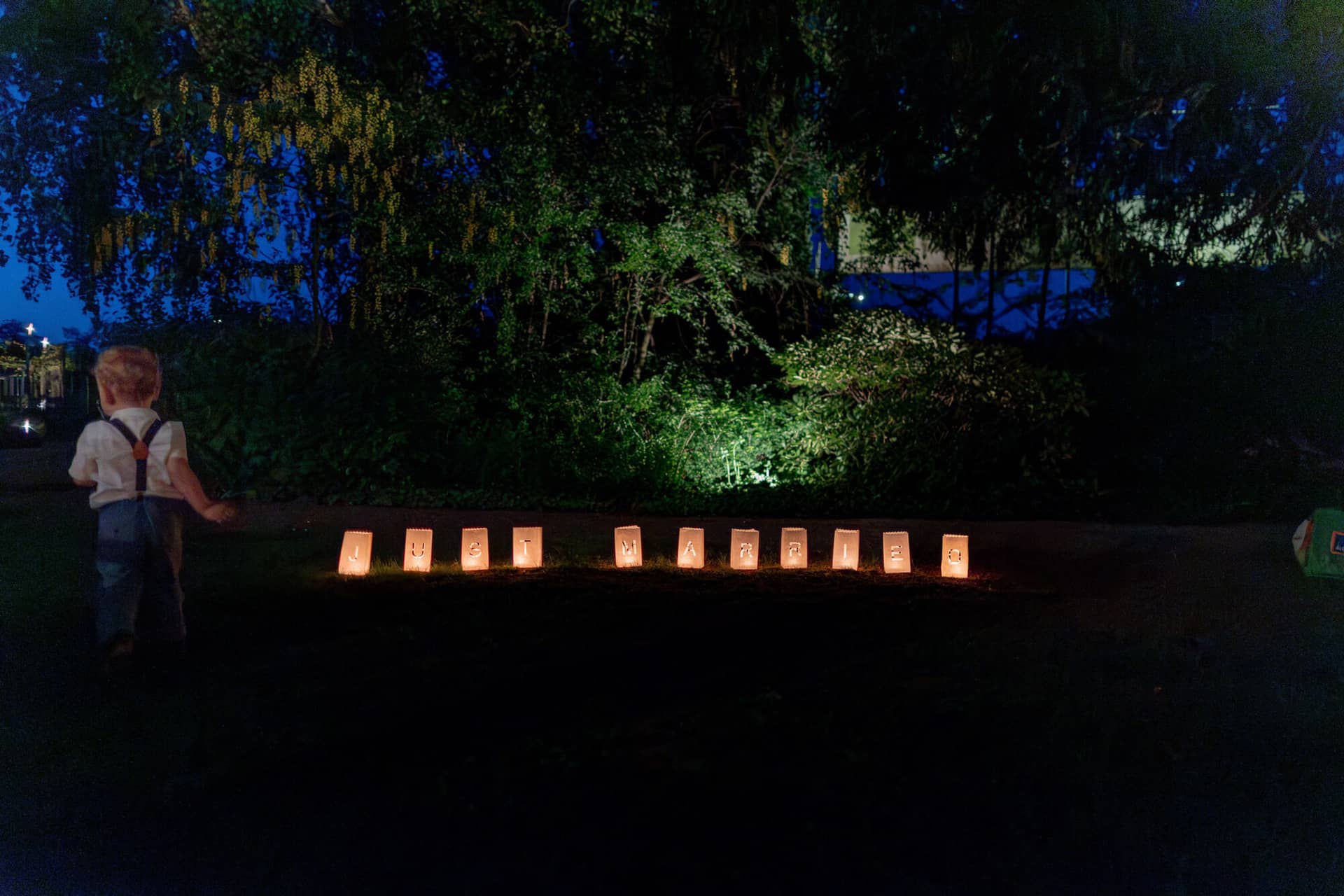 20250501 21 31 004K8A7055 Verbessert RR Hochzeitsfeier Party Bad Duerkheim Fritz Ritter Hochzeitsfotograf.DlPFGYGi Leuchtende Lichtertüten mit JUST MARRIED Schriftzug säumen abends den Weg im Gutspark