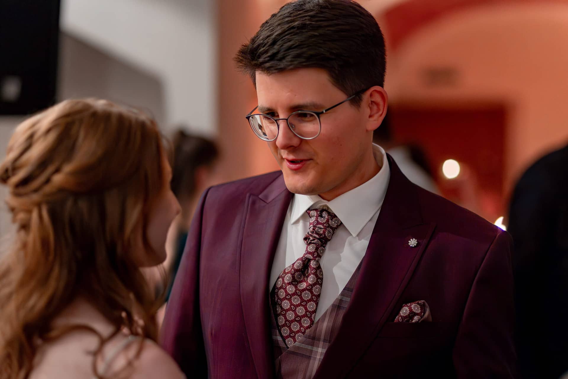 20250501 21 54 152C4A4496 Verbessert RR Hochzeitsfeier Party Bad Duerkheim Fritz Ritter Hochzeitsfotograf.BC HQEuy Bräutigam im Gespräch mit der Braut während der Hochzeitsfeier